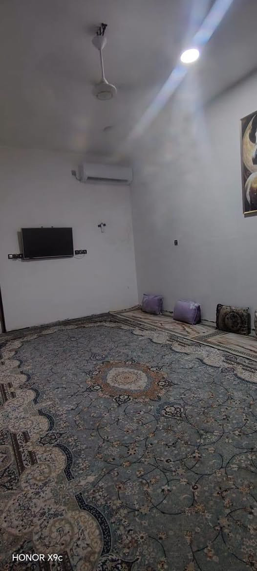 يا الله توكلنا على الله
للبيع بيت طابو اسهم  مساحه 200 متر

طابقين طابق الاول طابوك كونكريت 

طابق ثاني  فرمستون عكاده بنا حديث 

المكان العكر ال عجيل الحسينات  بدايه المنطقه    يبعد عن التبليط 500 متر  المجاري باب البيت

*********** السعر 100 وبي مجال لشراي

نص مكتوب في الصور:
- HONOR X9c