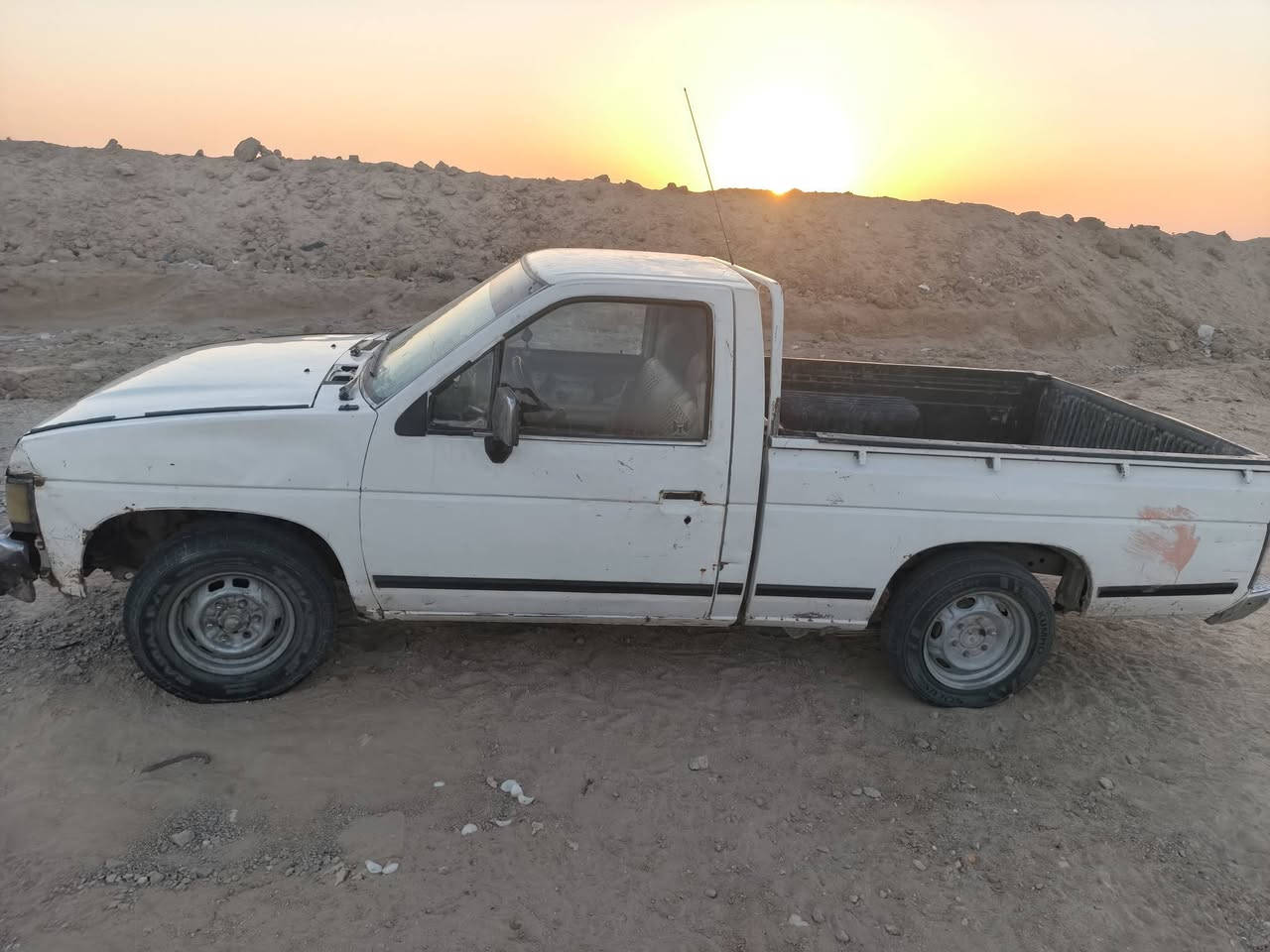 السلام عليكم من رخصت الدمن

سياره للبيع موديل 96سياره حلوه رقمه بغداد هاي السياره مثل ماشوف بل صوره بيه اخياسات بل بدي وشاصي شي بصيييط وربعيه 
حته تبريده يشتغل بس عوزه غاز وهاي البطانه مال العبري طاحت او مموجوده السياره كفاله عامه من الصبغ وضربه اي بس مثل مموضح بصوره بيه خياسات بصيطه مو تجي وتعاتب السياره (بدون راعي) 
لوح موجوده سنويه موجوده وكفاله من السرقه ياعزيزي بس حكومه ملي علاقه مكان السياره( نجف)  السعر عزيزي( 4ملاين) او بيه مجال وحياكم الله
خاص مفتوح وهاذ رقم ***********
