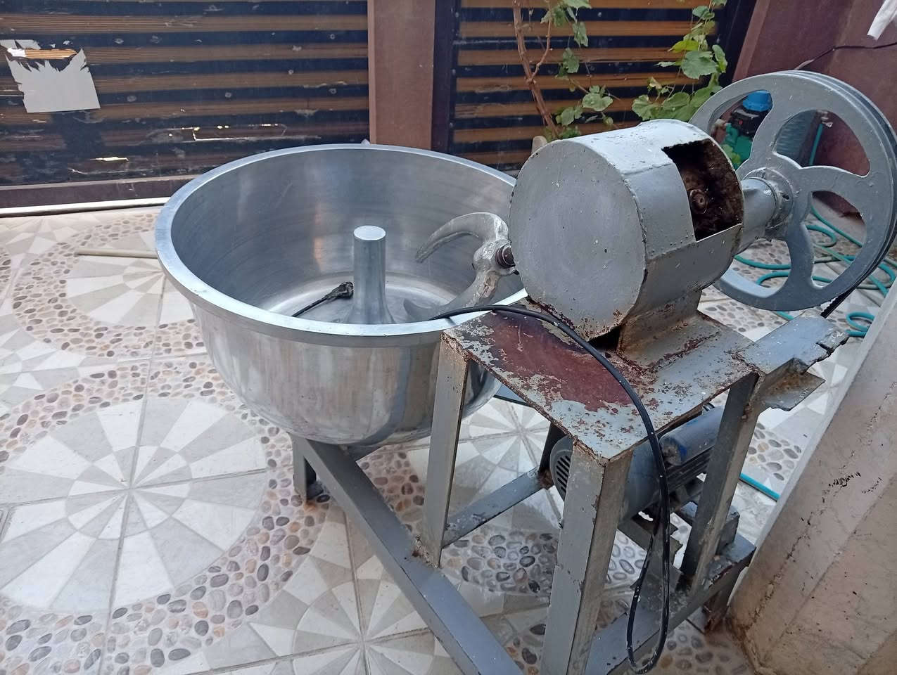 عجانه للبيع نضيفه جدا سعرها 350الف بيها مجال شراي يخبر عرقم ***********
