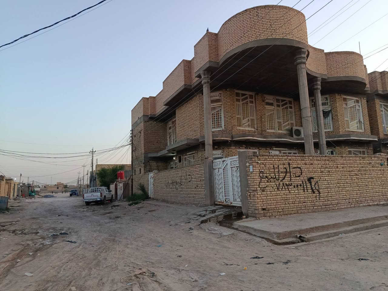 بيت ركن على شارعين كل شارع 15متر
البيت طابو بسمي المساحه 300 متر
العنوان حي الزهراء 
التفاصيل اتصال على الرقم  ***********

