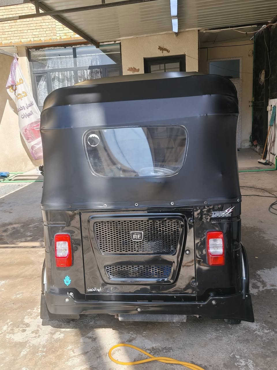 للبيع
22/8/8 لون اسود 
محرك مكفول 
اكسل كذلك 
بيها ضربة باللغد وشوية بالتكمة ومعمرات 
وبيها طخة جوة باب البانزين بارد 
نظافتها حلوة مثل ما موضح بالصور 

المكان بغداد الدورة 
*********** واتس
***********  اتصال خط
