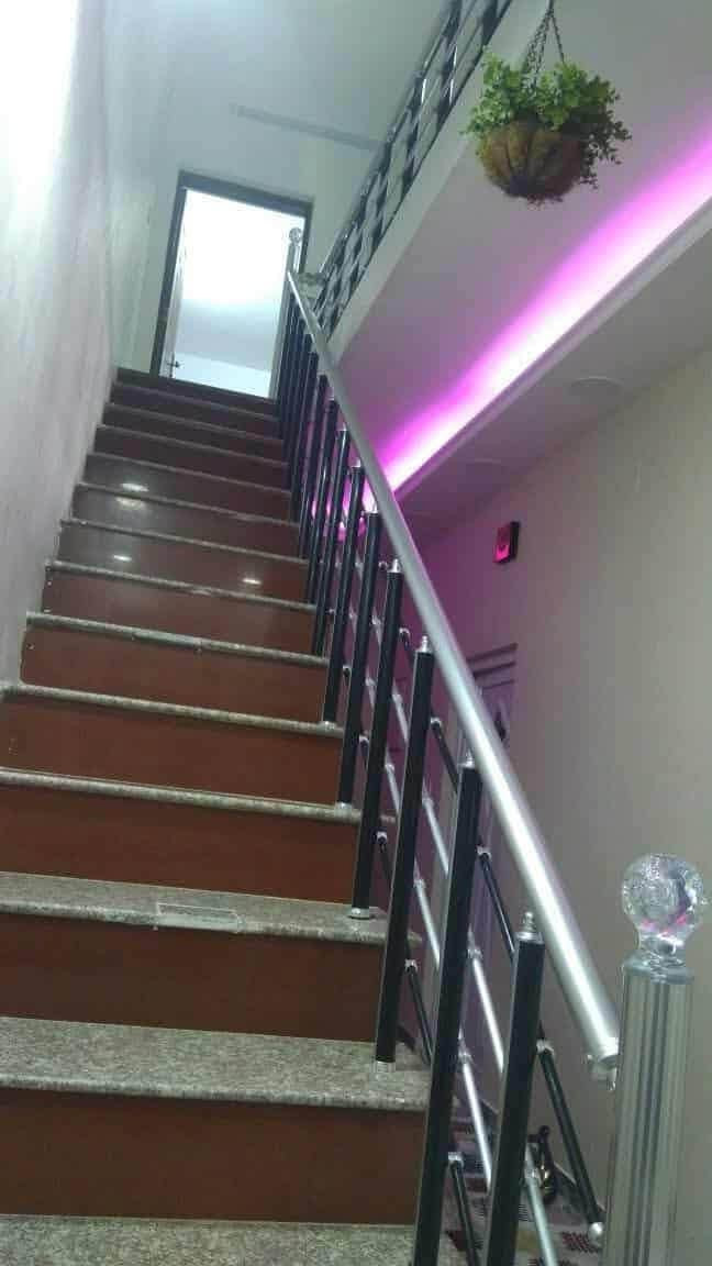 البيت ١٣٥ متر نزال ٣٠ واجهة ٤ ونص ٣ طوابق الطابق الأول كراج سيارة غرفة خطار صالة مطبخ ومنور وصحيات وغرفة نوم وترك متر الطابق الثاني غرفتين نوم وصالة وصحيات الطابق الثالث بيتونة مخزن وغسيل وسطحين جبير وصغير 
‏مراجعة دلالية أبو ملاك ***********￼

