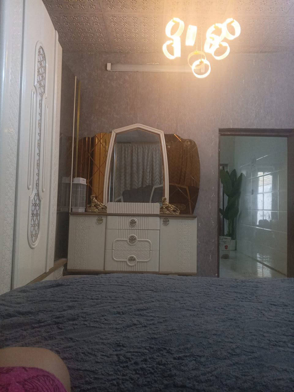 غرفه تركي سلايت ثكيله ونضيفه بيه ملاحضات بسيطه وفطر بجامه كنتور ماماثر مكان حي اور سعر500بيه مجال سعر شراء 3مليون مستعجل علبيع غرض لانتقال وماصير بلغرفه ***********
