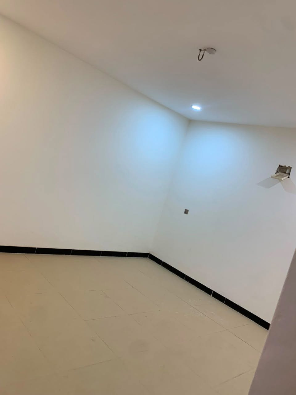 إعادة نشر بعد تحديث السعر
🏡 دار للبيع في مجمع جوهرة بغداد – حوراء بغداد
📍 الدورة / الزنبرانية – بلوك17
⭐ موقع ركن وعلى شارع 40 متر
☀️ نظام شرقي
🔹 المساحة: 200 م²
🔹 الواجهة: 10م
🔹 النزال: 20م
🔹 البناء: طابق ونصف
البيت يتضمن:
3 غرف نوم
صالة وهول واسع
مطبخ
كراج سيارة
حديقة أمامية وخلفية
✅ موافقة التنازل موجودة
✅ البيت جاهز للسكن
✅ مؤجر حالياً بـ450 ألف دينار شهرياً ومناسب أيضاً للاستثمار
💰 السعر بعد التحديث: 215 مليون دينار
تفاوض بسيط للجاد
ملاحظة: الصور مأخوذة قبل تأجير المنزل، والمعاينة متاحة للجادين بالتنسيق.
📱 واتساب:***********
