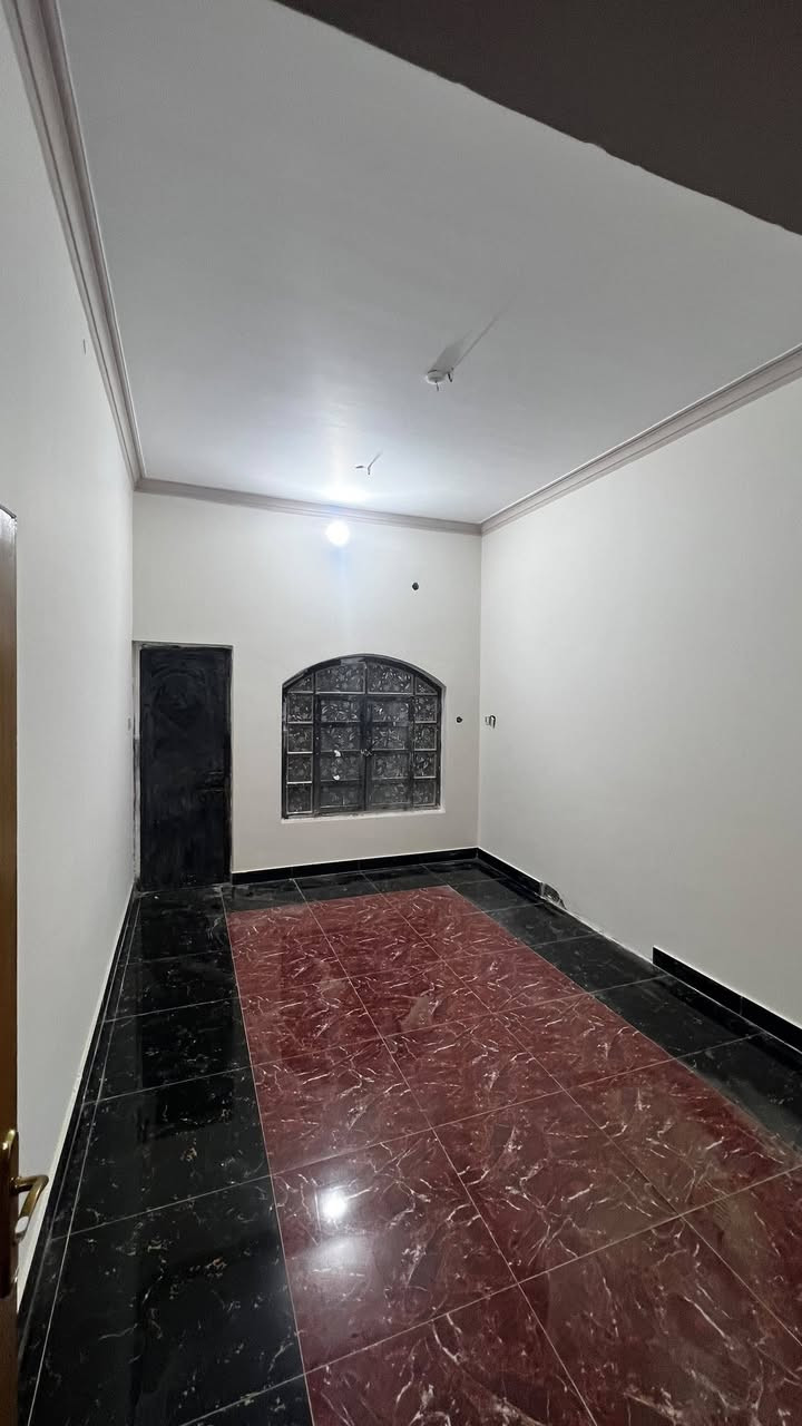 #للايجار
بيت في الحي المهندسين بناء حديث طابقين يحتوي على 4غرف استقبال صاله مطبخ كراج صحيات موقع سكني مميز 
***********
***********
