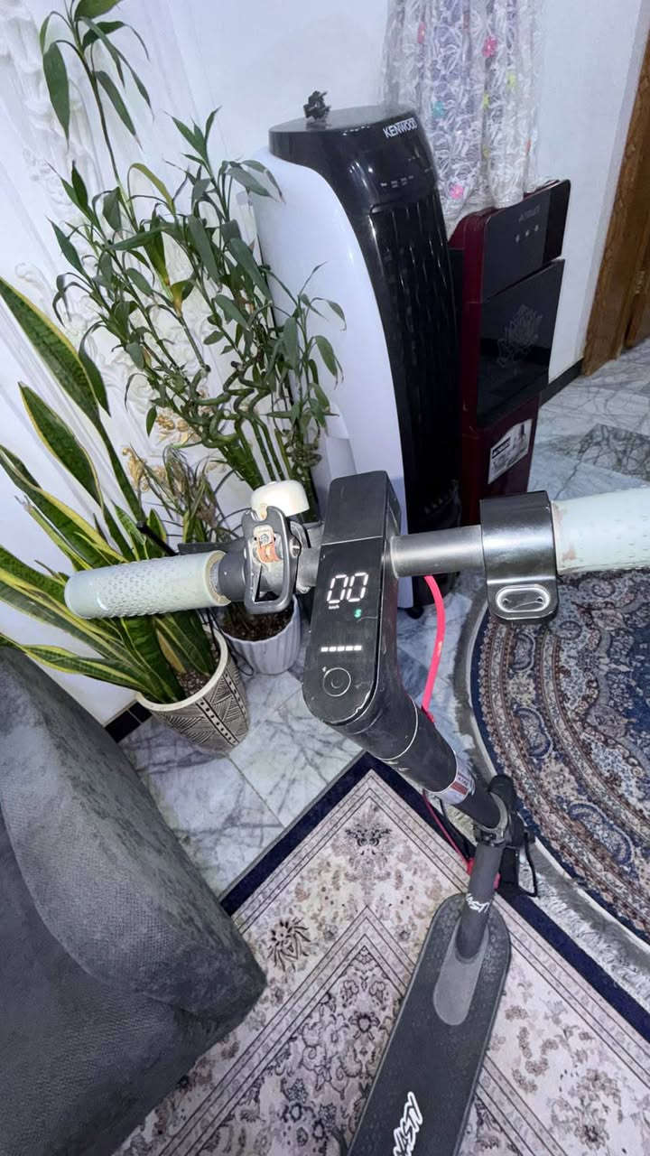 سكوتر كهربائي نظيف للبيع للاستخدام اليوم والتنقل
السرعة القصوى 30 كم
يقطع مسافة 60 كم بالشحنة الواحدة قوة المحرك 1000 واط
البطارية 100-240 v فولطية
زمن الشحن 4 ساعات
يتحمل وزن 120 كجم
الاطارات 10 بوصة مريحة لامتصاص الصدمات 
قابل للطي لسهولة وضعه بالسيارة او الخزن
بريك امامي نظام E-abs الكتروني
مقاوم للماء
مصباح امامي ضوء قوي
استعمال قليل
للتواصل : ***********
