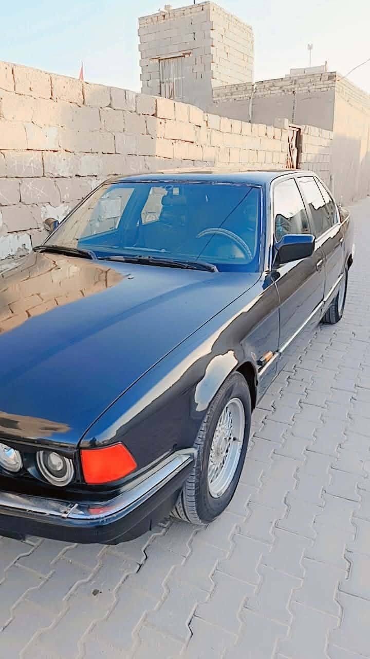 يالله السلام عليكم 
730 مفتوح
6 سلندر 
سياره حلوه 
مكينه جديده حاويه
كير جديد وتوني مسويله ادامه
غرفتها حلوه 
سياره بيها نقوصات بصيطه يعني ينرادلها ترتيبات 
سعرها 50 وبيها مجال قليل حك جيه 
***********
***********
