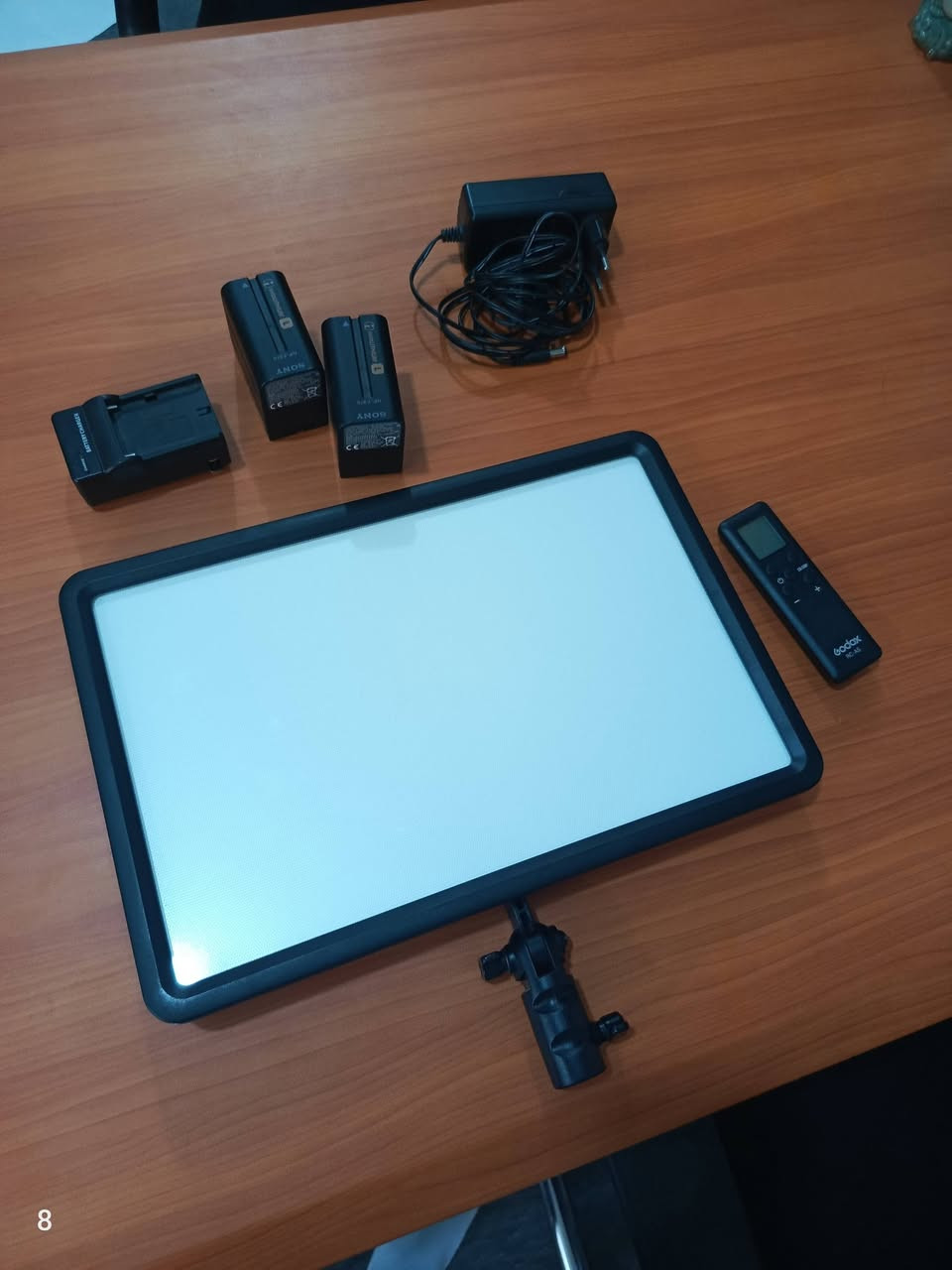 اضاءة godox اصلية للبيع
Godox led p260c 
Bi-color
كلفن متغير ابيض وشمسي
وياها ريمون تحكم عن بعد
نظيفة مابيها اي خلل استخدامها قليل
وياها بطارايات تشتغل دون كيبل كهرباء

بطاريات اصليات سوني
Sony NP-F960 ثنين
وي شاحنتهن v615
مكاني كربلاء
تواصل واتساب فقط
‏‪***********‬‏
سعر الاضاءة 75
سعر البطاريات 70 ثنين وي الشاحنة
