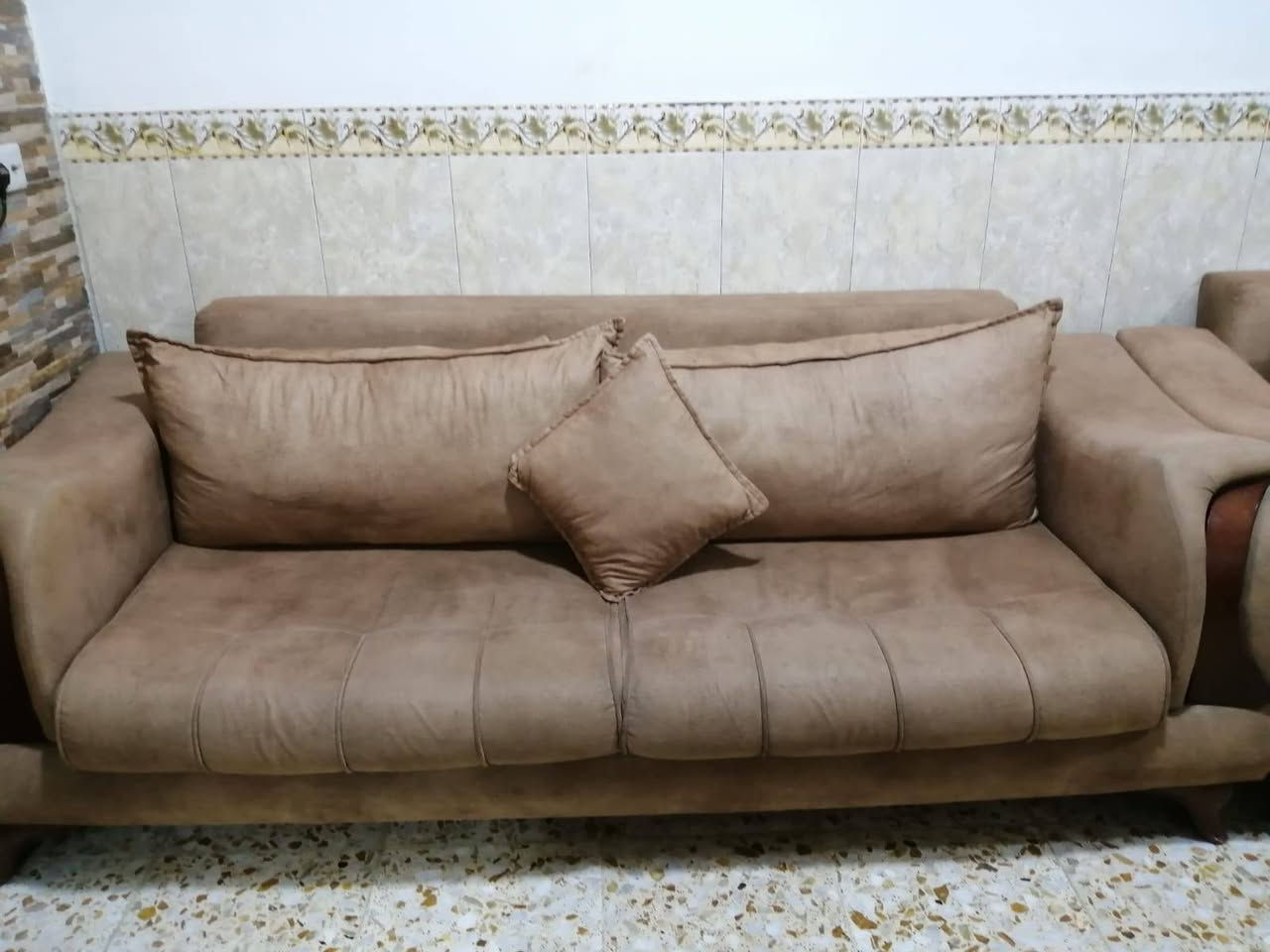 السلام عليكم تخم تركي ابو المخزن ١٠ مقاعد نضيف خشب درجه اولى مكاني الدوره السعر ٤٠٠ وبي مجال ***********
