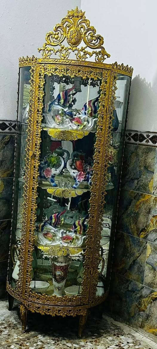 سلام عليكم شباب فاترينه نضيفه وجديده وكل شي ما بيها بغداد السعر ١٢٥الف وبيها مجال الرقم***********
