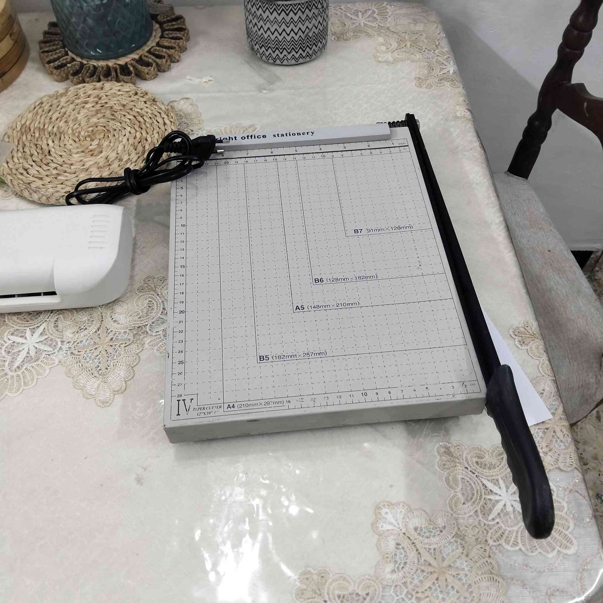 للبيع
جهاز كبس الهويات. A4
مع 
مقص ورق.  A4
شاهد الفديو بعمل الجهاز
السعر 25 الف
يوجد توصيل 
بغداد
***********

نص مكتوب في الصور:
- Ready