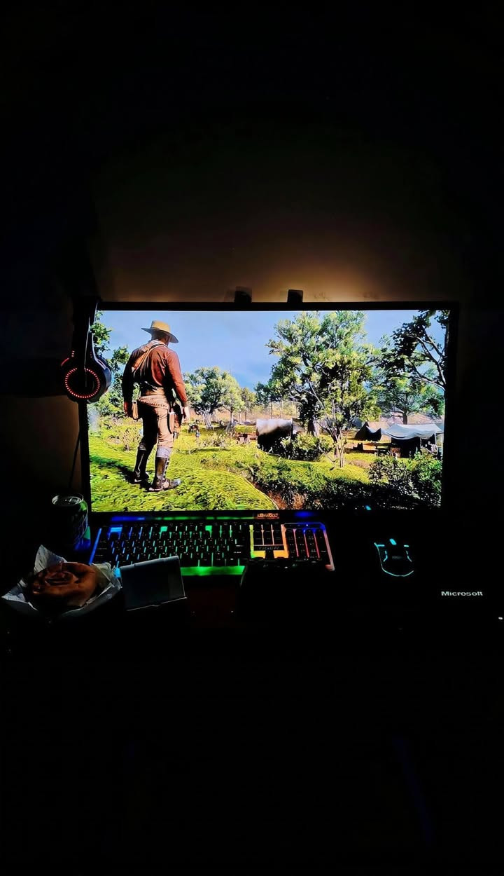 السلام عليكم من رخصه صاحب الكروب بلي 4 سلم مال باله اونلاين كامل ملحقات كارتونه يده اصليه كيبل HDMI واير شحن مال جوستك واير بور و قرص GTA5 الجهاز لك ستيكر كامل كلشي ما ناقصه السعر 225 و بي مجال حك جيتك مكان بغداد الدوره ابودشير رقمي *********** متوفر واتساب و اتصال شريحه
