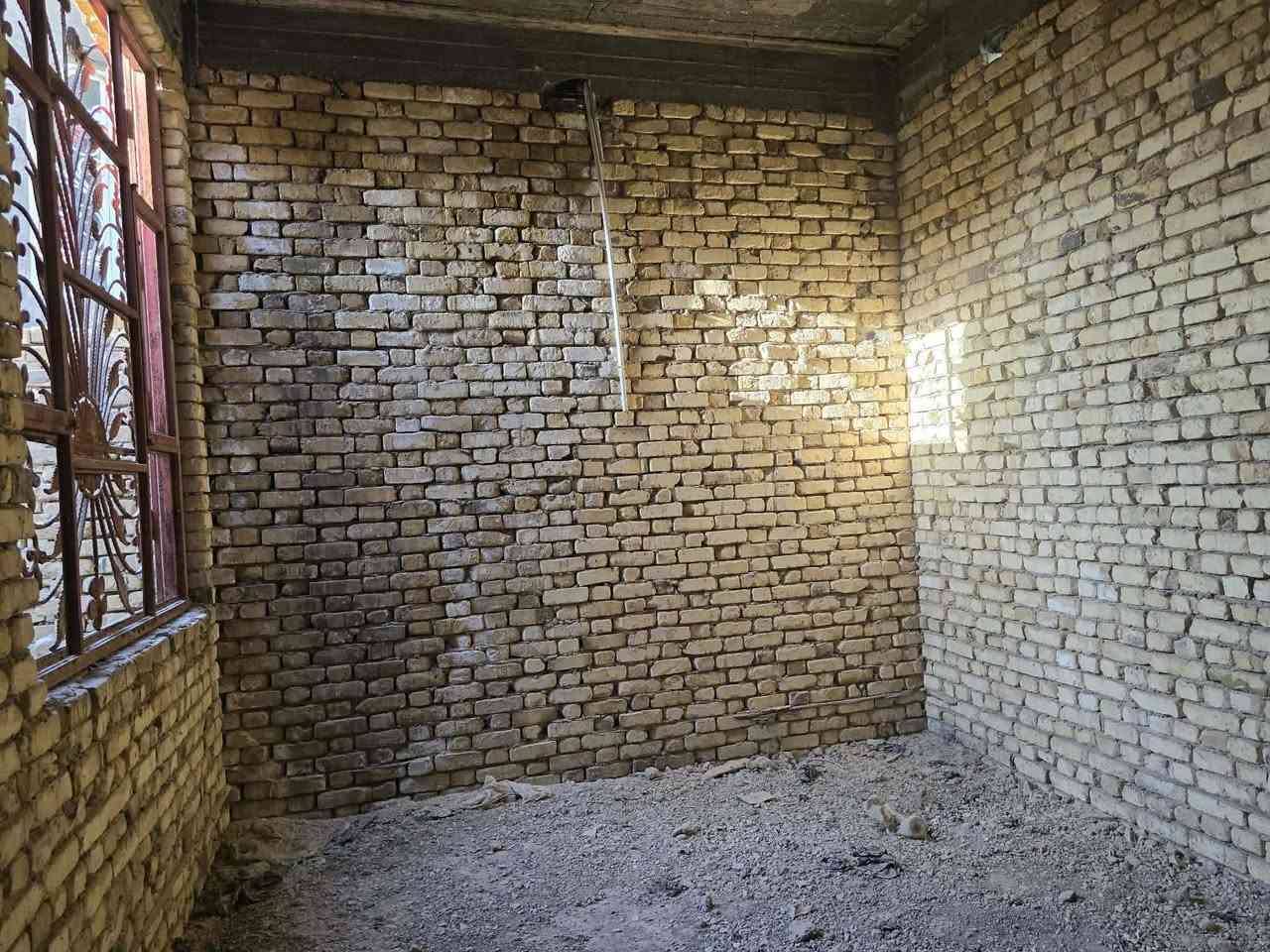 بيت للبيع  المساحه 180  الوجهيه 12متر  النزال 15 البراني 6*4 المطبخ 7*4 الصاله 8*4 الغرفه 5*3 والثانيه 5*4 المكان الطبر ويا الشط مقابل مشروع الماي شارع نخلت العباس الرميثه ابصف اياد العتابي السعر 90 وبي مجال الاستفسار ***********  @إشارة كرار محسن عقار الرميثه
