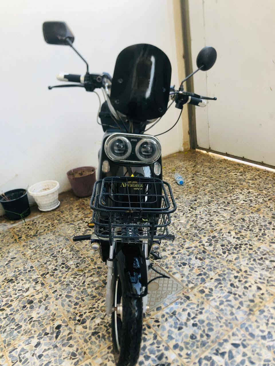 ماطور شحن للبيع بدون بطاريات
السلام عليكم ماطور شحن للبيع بدون بطاريات 
بريك امامي هيدروليك 
بريك خلفي باص 
ثلاث نوره 
سرعه 55 
ملف 800W
سعر على الخاص 
*********** واتساب موجودة
