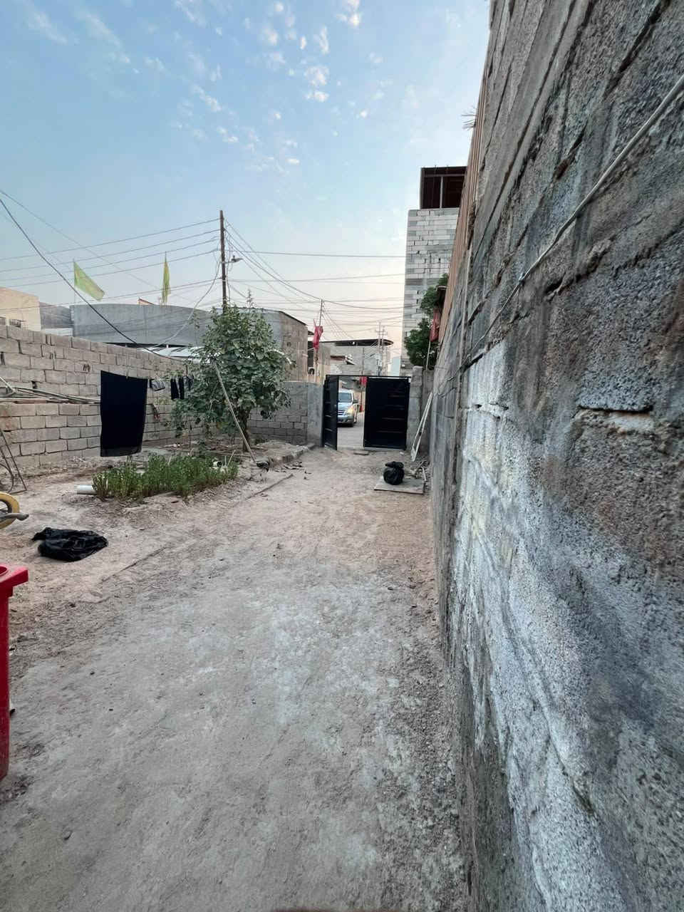 عرض مميز في أبي الخصيب 🏡✨
فرصة مميزة للسكن
توفر دار سكن بمساحة إجمالية 300 متر مربع، 
 مساحة الدار: 170 متراً.
 الحديقة الخارجية: 120 متراً.
تفاصيل الدار:
 استقبال واسع ومريح.
 مطبخ بتصميم عصري.
 غرف نوم: عدد 2.
 صحيات: خارجية وداخلية متكاملة.
 كراج واسع لسيارتك.
🎁 هدية مميزة مع العرض.
📍 العنوان: أبي الخصيب مجيبره شارع الخرسان (قريب شارع السايدين الداخلي يبعد 100متر 
السعر 105وقابل للتفاوض 
📞 للاستفسار والتواصل ***********
