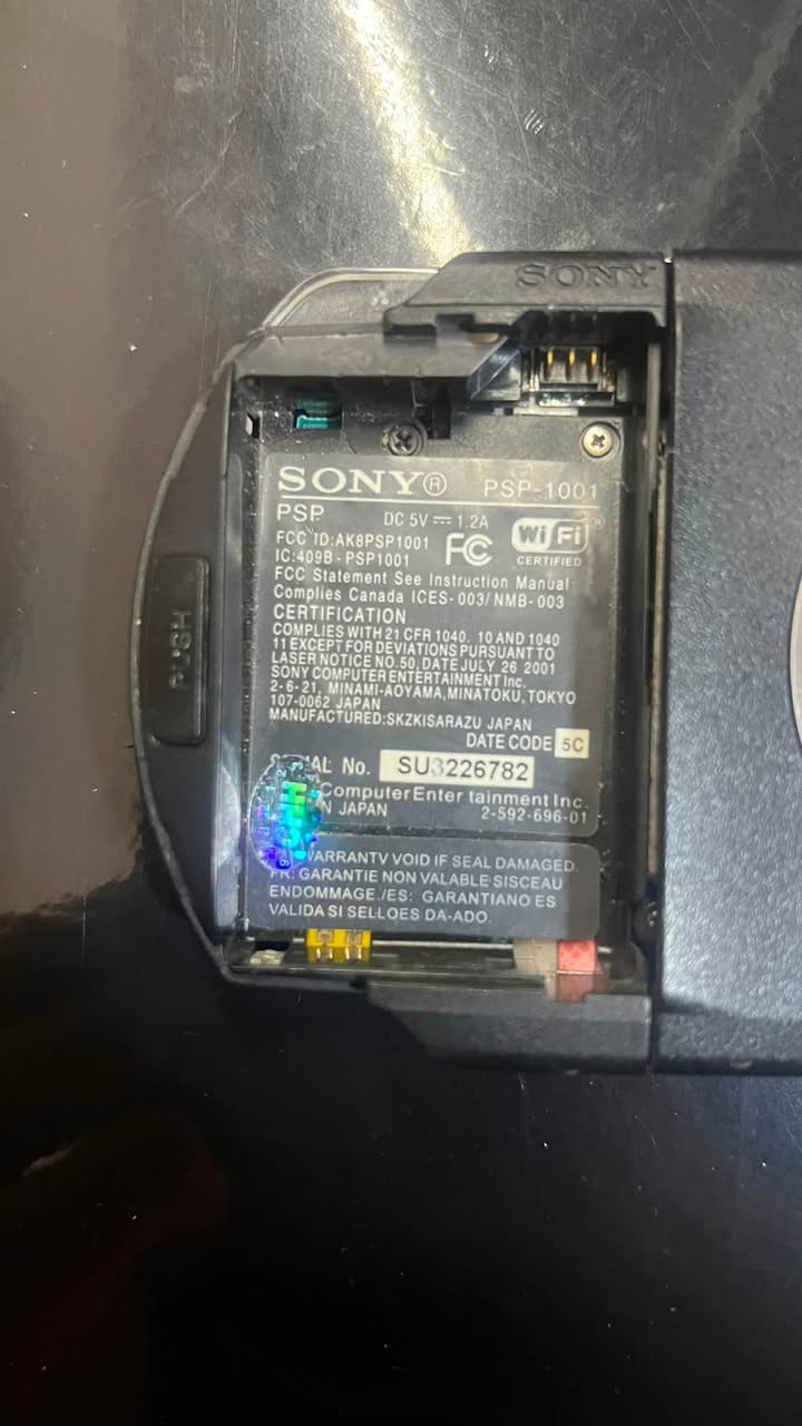 السلام عليكم 
Sony PSP
للبيع جهاز نظيف جدا شغال مابي اي خلل رام 8GB. مع بطارية بدون شاحنه فقط جهاز وبطارية سعر 110 الف للتواصل واتساب 
***********
