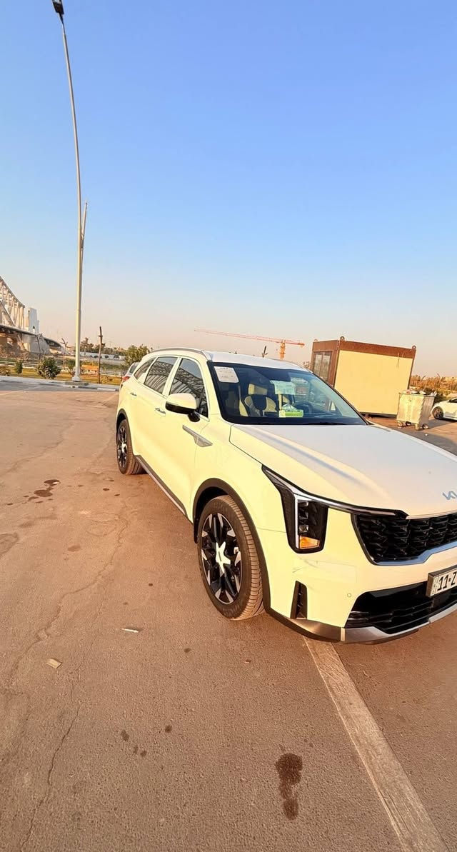 🤩 كيا سورنتو 2026 محرك 6 سلندر V6 🤩
قوة، فخامة، وتكنولوجيا بمستوى مختلف تماماً! 🔥

⚙️ المحرك والأداء:
🔹 محرك V6 سعة 3.5 لتر
🔹 قوة 268 حصان 💪
🔹 عزم 331 نيوتن متر
🔹 ناقل حركة أوتوماتيك 8 سرعات
🔹 أداء قوي وتسارع ممتاز على الطرق السريعة

✨ التجهيزات الخارجية:
🔹 تصميم جديد كلياً وعصري جداً
🔹 مصابيح LED أمامية وخلفية كاملة
🔹 ويل كب رياضي قياس 20 🛞
🔹 مرايا كهربائية مع طي

🛋️ المواصفات الداخلية والفخامة:
🔹 3 صفوف مقاعد (7 ركاب) 👨‍👩‍👧‍👦
🔹 مقاعد مخمل مريحة
🔹 شاشة وسطية كبيرة تدعم Apple CarPlay و Android Auto 📱
🔹 شاشة عدادات ديجيتال
🔹 تشغيل بصمة + دخول ذكي

🛡️ أنظمة الأمان:
🔹 حساسات محيطية

🔹 داتا شو 
🔹 مثبت سرعة ذكي

💎 سيارة تجمع بين القوة، الراحة، والفخامة — خيار مثالي للعائلة والرحلات والسفر الطويل.

عنوان الناصريه الشموخ 
***********

