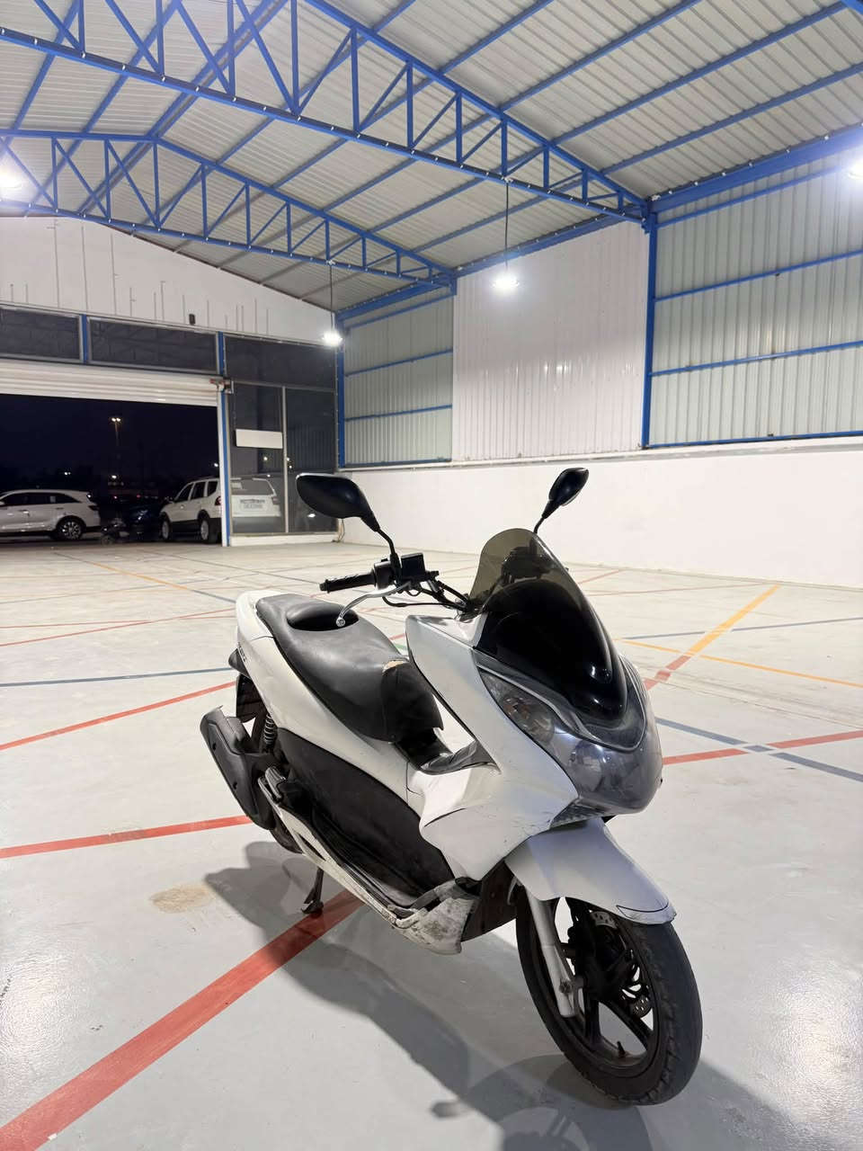 pcx جيل اول ياباني
معدل المشي 57 الف قبل سنة تقريباً نازلة رمبة
مكفولة مكينة والكفرات 
مكاني بغداد - مدينة الصدر 
السعر 13 ونص 
الهاتف : ***********
