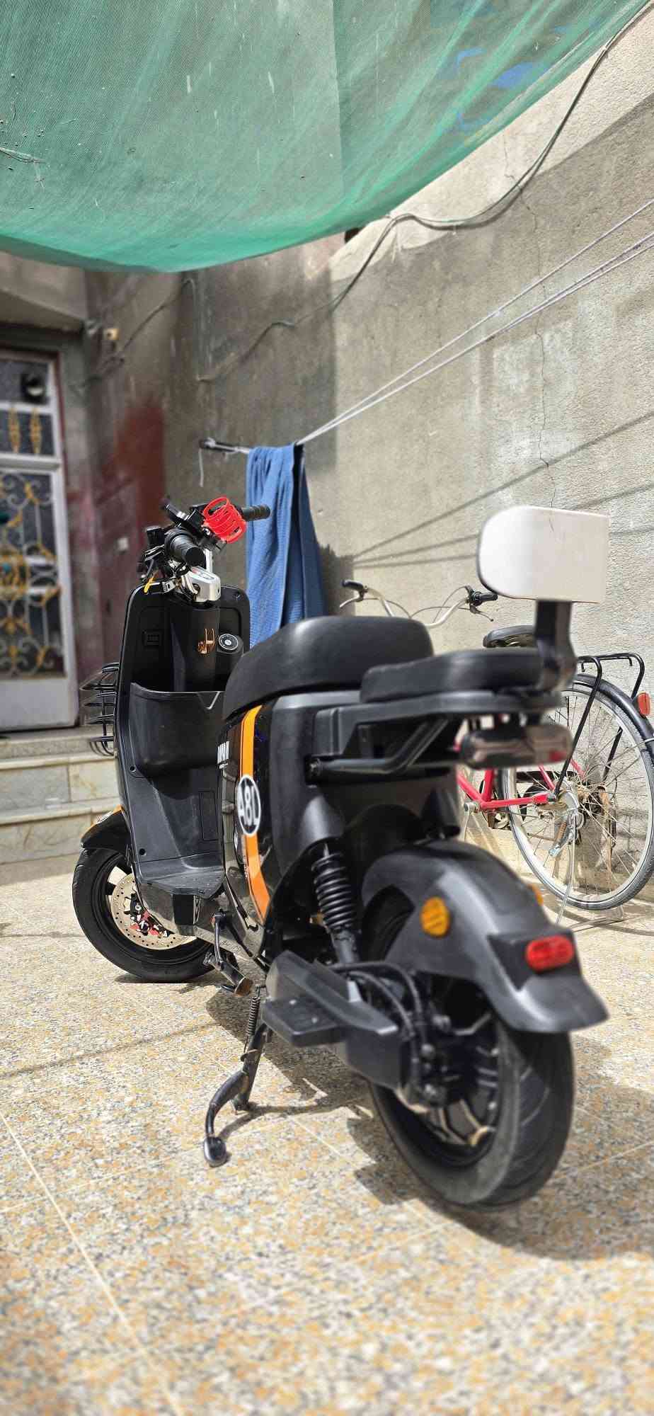 السلام عليكم 

دراجه شحن 

اسمها A8L ابحث عنها وشوف مواصفاتها

6 بطاريات كبار تمشي مسافه من 50 الى 60 كيلو بالشحنه الوحده 

ملف 1500 واط يعني سرعتها 60 حقيقي 

يجي وياها شاحنتها 

وسيويچين و ريموت 

تشغيل عن بعد 

قفل ستيرن وتاير خلفي 

بيها نظام انذار 

تايراتها نظيفه كلش 

ونضام بريكات عنبار (فلنجات)

مكاني ناصريه مركز 

السعر 600 الف وبيها مجال حگ الجيه

الرقم ***********
وبي واتس اب
