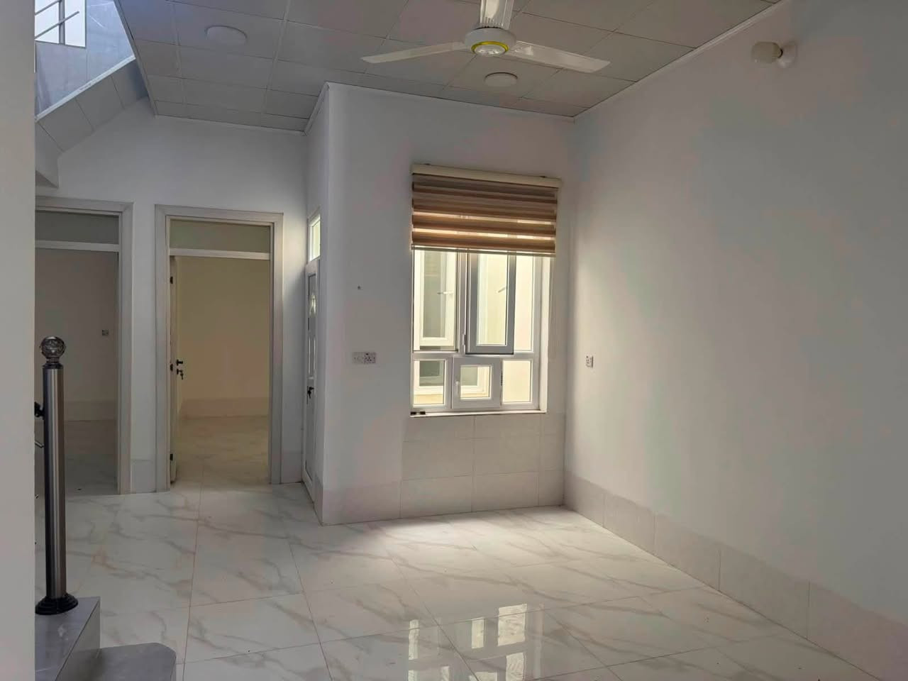 🏘🏘بيت للبيع ديالى خانقين / داره كوناره زراعي فرع نانه وخانى دايك / طابق واحد 

2 غرفة نوم واستقبال وصالة داخلية ومطبخ مجمع صحيات وكراج سيارة وحديقة صغيره 

فول سراميك وسقف ثانوي ودكت مبرده مركزي 

السعر / 75 مليون بي مجال 

للأستفسار اكثر اتصال بالارقام فقط 

***********
***********
مكتب فريا موفق للعقار
