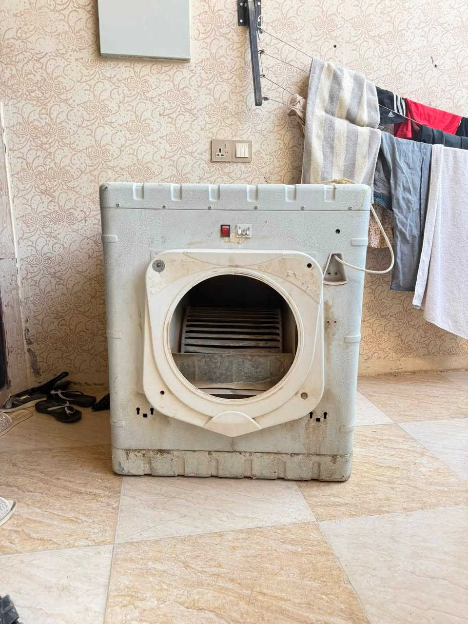 موبەریدە ئاسنەکە دوو سورعەیە و  بی عەیبە ٣٥هەزار
موبەریدەی پلاستیک ٣سوريە دەم لەسەر ٧٥قفل
دۆلابەکە ٣٥هەزار ٤تاکە 
هەمووی نرخی کۆتاییە مەلی نرخ
هەرجیتیش هەیە لیو ئەکرم ***********
