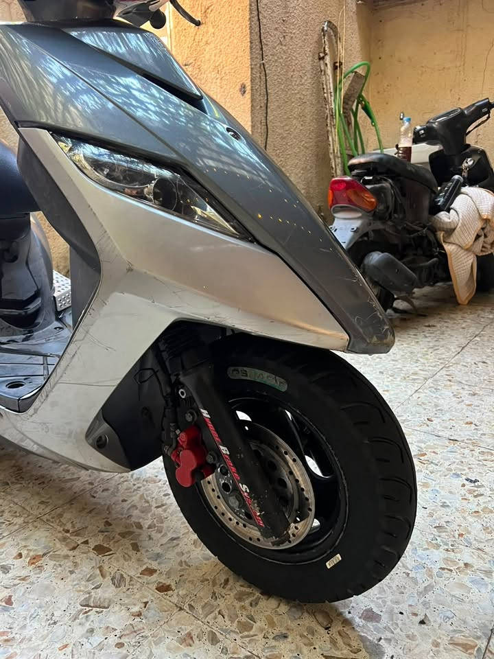 للبيع ثعلب نوزل دراجه بل جيس صالها ٤ اشهر نازلة من الرمبة وحتى طلعاتي قليله بيها بس بداخل المنطقة دهن كله لكمولي تأخذها دينار متصرف عليها نكرة بكل وقت تاير امامي جديد اصلي مكاني بغداد الحرية دور نواب الضباط متواجد فقط واتساب 
الشراي يتصل ***********
