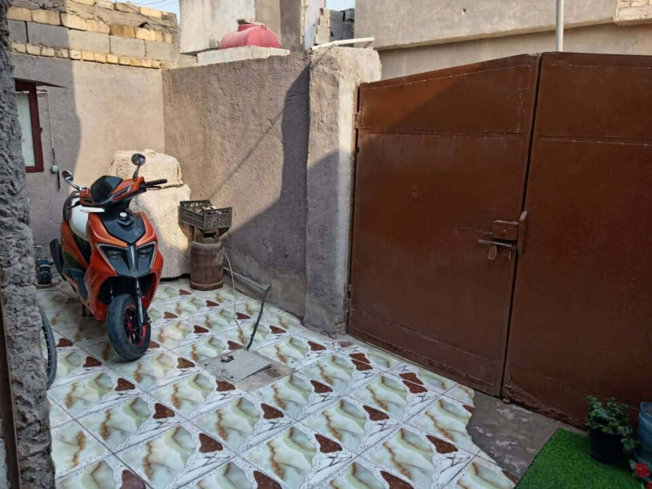 بيت للبيع ١٠٠ متر سند ٢٥ يتكون من استقبال وغرفه نوم هول مطبخ وصحيات السعر ٤٥ بي مجال عنوان حله ورديه  مقابل مطعم هم هم يبعد عن شارع العام ٢٠٠ متر او اقل قريب عالسوك خدمات متوفره وخط كيات مستمر اتصال عالرقم ***********
