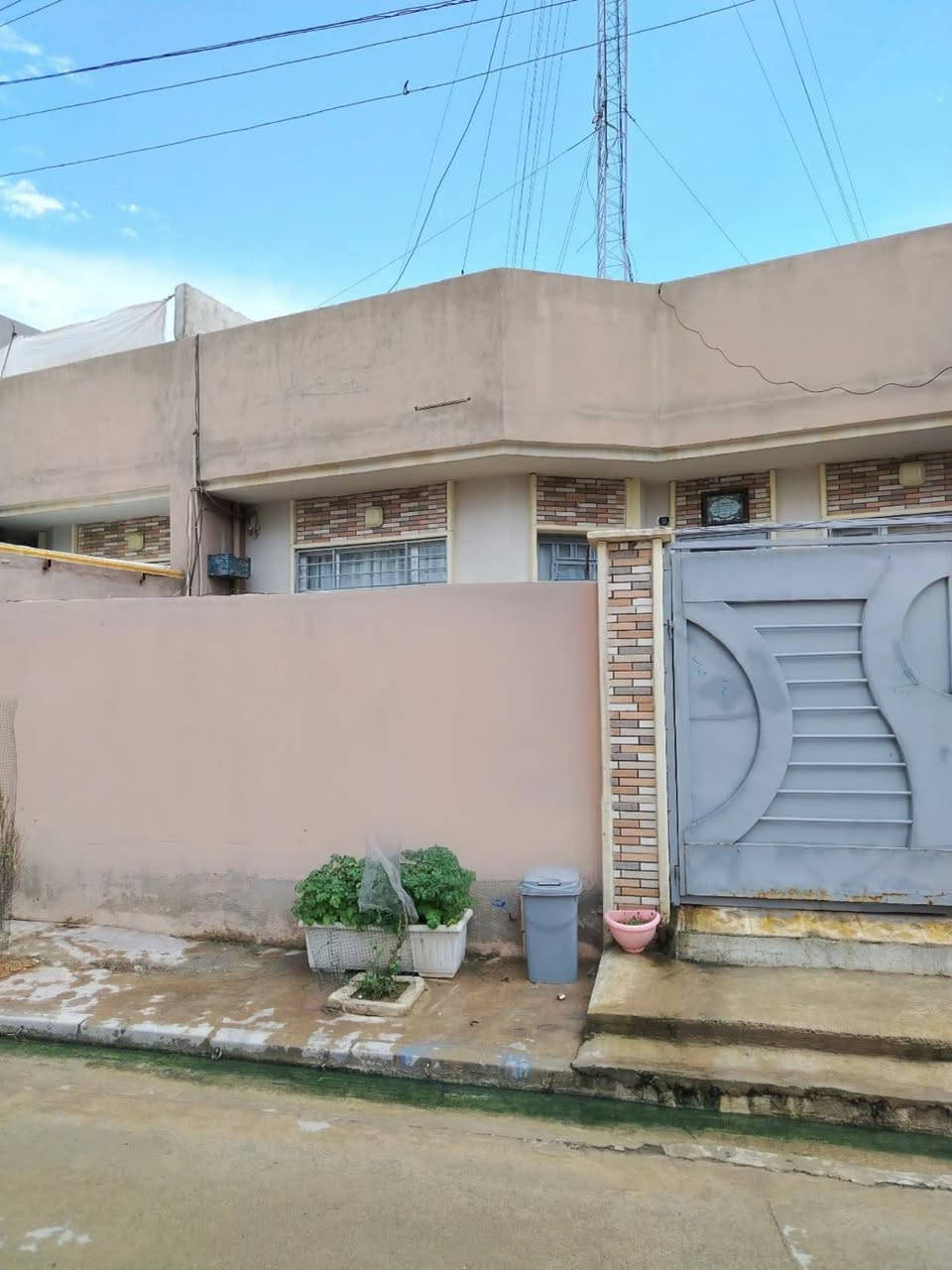 🏡 دار للبيع – موقع مميز
📍 الموقع: بداية مزارع زيونة، قرب دائرة المرور
📐 المساحة: 176 متر
📏 الواجهة: 8 متر
📏 العمق: 25.5 متر
🏠 الدار: طابق ونصف

🔹 تفاصيل الدار:

3 غرف نوم

صالة

منور عدد 2

حمام غربي

حمام شرقي

حديقة بمساحة 4 × 4 متر

💰 السعر: 145 مليون دينار

📞 للتواصل والاستفسار:
***********

موقع مميز وقريب من الخدمات – للجادين فقط.
