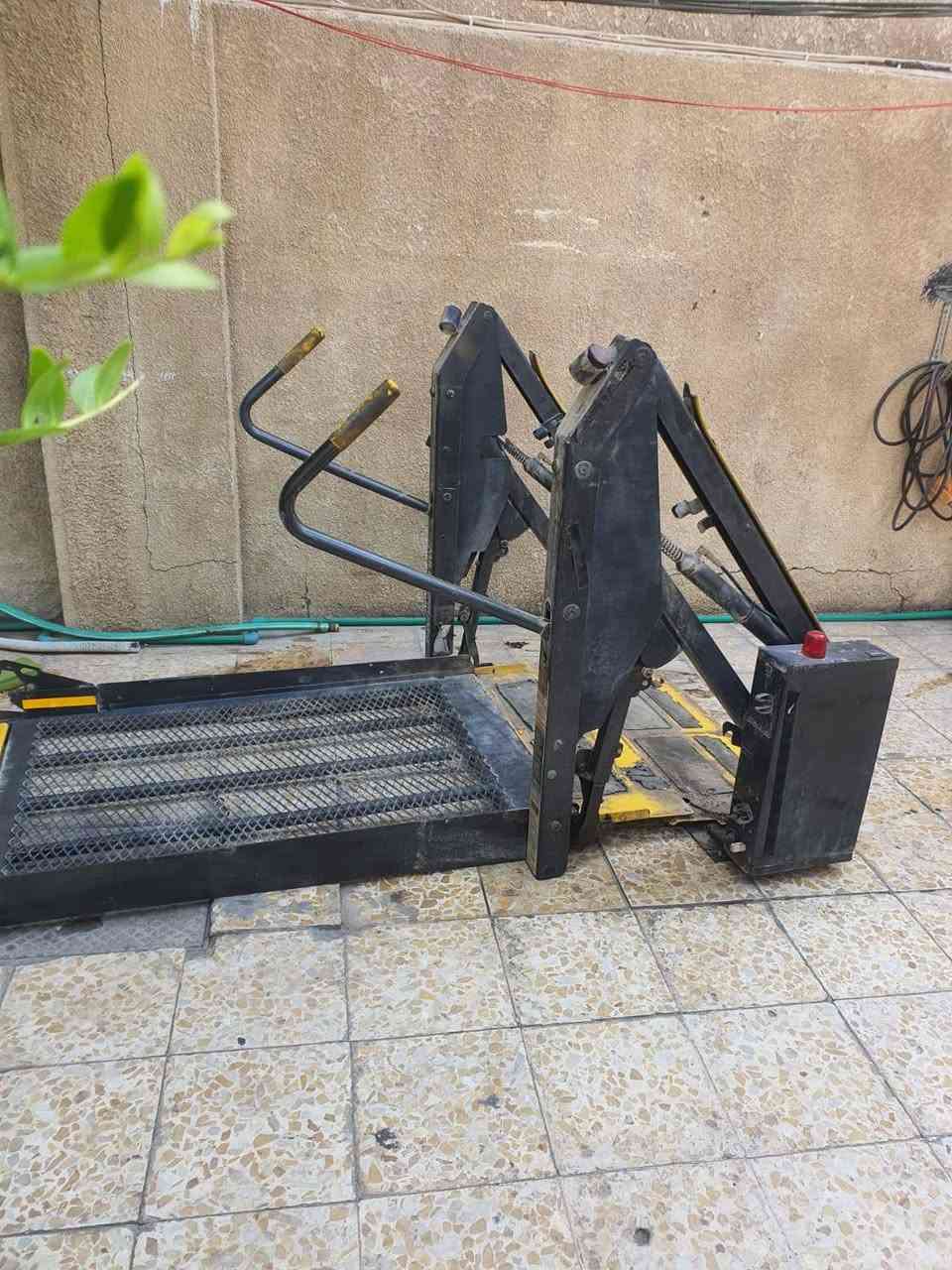 سلام عليكم رافعه جك للبيع ترهم على انواع سيارات 
تستخدم للمعوقيه وأحمال الثقيله والخفيفه
السعر (مليون وربع) الاتصال على الرقم (***********)

