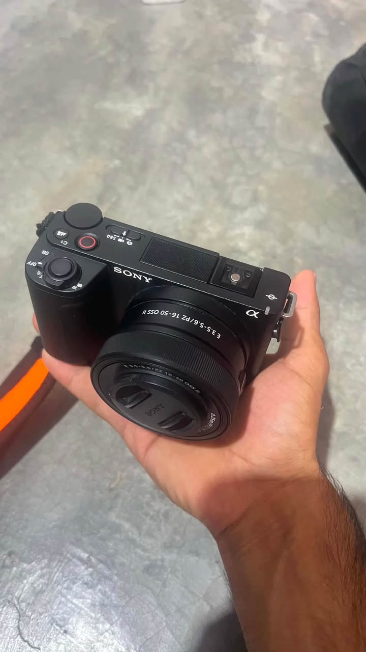 كاميرا Sony ZV-E10 II للبيع
الوصف:
كاميرا احترافية غنية عن التعريف، ممتازة جداً لصناع المحتوى، الفلوغات، والتصوير السينمائي الفوتوغرافي والفيديو. الكاميرا بحالة ممتازة ونظيفة جداً.
أبرز المواصفات الفنية:
 * المستشعر: بدقة 26 ميغابكسل (APS-C Exmor R CMOS).
 * تصوير الفيديو: بدقة 4K حتى 60 إطار بالثانية بعمق ألوان 10-bit.
 * البطارية: تستخدم بطارية NP-FZ100 القوية (أداء يدوم أطول).
 * التركيز التلقائي (AF): نظام تتبع سريع ودقيق جداً للعين والوجه مع 759 نقطة تركيز.
 * الشاشة: شاشة لمس متقلبة بالكامل وتدعم التصوير العمودي.
 * الصوت: مايكروفون مدمج ثلاثي الاتجاهات لتقنية صوت واضحة.
 * السعر: 1,150,000 دينار عراقي (مليون و150 ألف)
 * للتواصل والاستفسار: ***********
