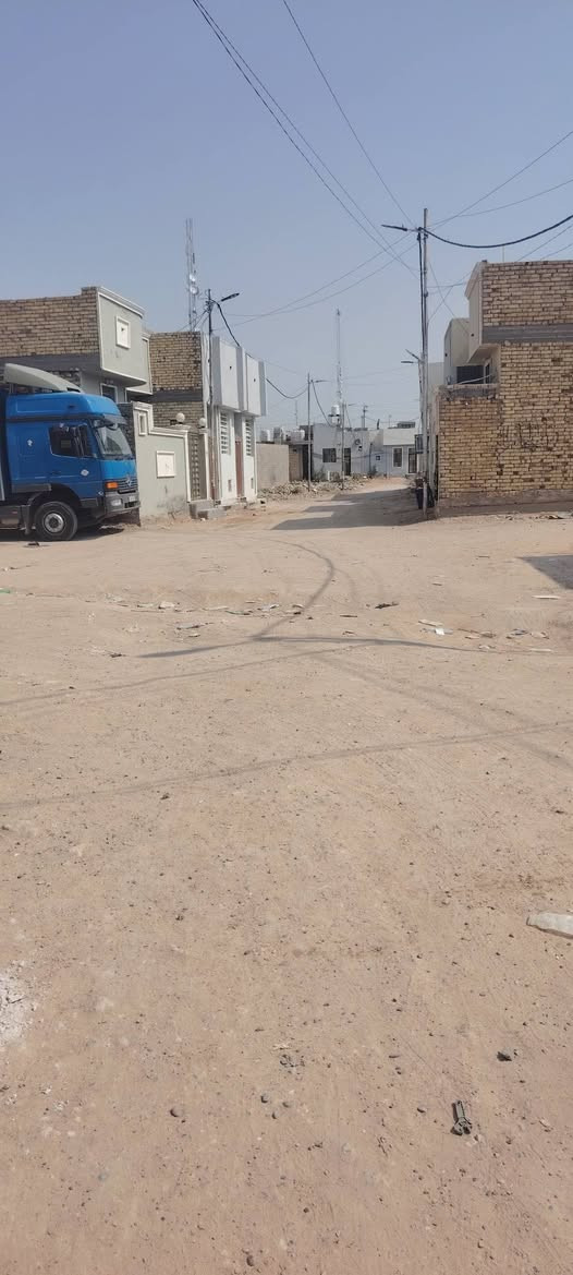 بيت للبيع زراعي ٢٥.  م100مربع بي غرفة النوم وصالة ومطبخ واستقبال وتخاريج بناء بلوك وعكادة سقوف ثانوية وفرشي كامل البيت مكانة مقابل ملحق قرية الغدير عامود ٣٢١ بنص المنطقة مقابل أسواق العهد خلف السوك السعر 21وبي مجال بصيط مباشرة *********** بي وتساب
