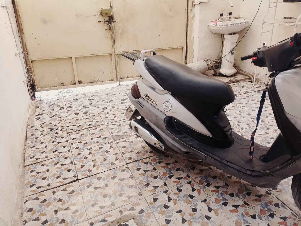 السلام عليكم عندي دراجه فضائي للبيع شغاله سلف هندر كهربائيات كلها كامله تخم تاير والكشر واضح كدامكم اوراق موجوده منفيس ماله موجود السعر 350 وبيها مجال المكان بغداد المشتل الرقم ***********
