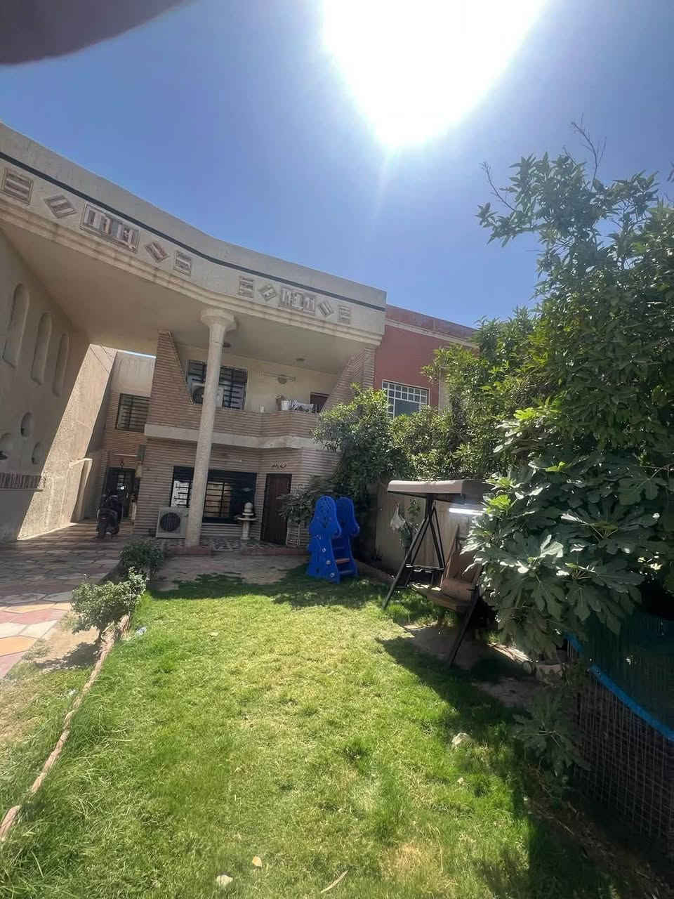 🏡 الفهد للوساطة العقارية 🏡
🔥 هذا العرض للإيجار — إيجار إيجار 🔥

📍 الموقع: حي البنوك – محلة 319 – زقاق 40
📍 خلف شارع الميثاق

📐 المساحة: 255 م²

✨ مواصفات العقار:
🔹 كراج كبير
🔹 حديقة كبيرة
🔹 حمام خارجي

🏠 الطابق الأرضي:
• مطبخ
• صالة
• استقبال (غرفة ضيوف)
• غرفة نوم
• حمام

🏠 الطابق الأول:
• 3 غرف نوم كبيرة
• صالة
• حمام

🏠 الطابق الثالث:
• بيتونة
• سطح كبير جداً

🔥 للإيجار — تريده مع الأثاث؟ تريده بدون أثاث؟ الخيار متوفر حسب رغبتك.

📞 للاستفسار والتفاصيل:
***********
***********

🏡 الفهد للوساطة العقارية — عروض مميزة، ومواقع تستحق.
