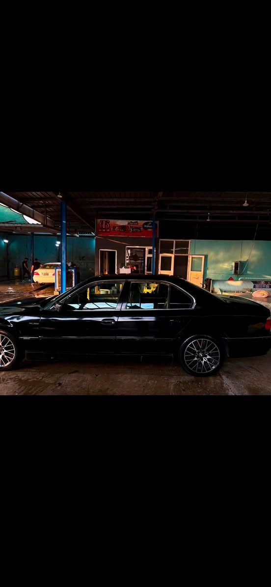 بۆفرۆشتن و گۆڕینەوە 
bmw 740 Li 1996 V8 
مە کینەو گێڕی بەشەرت 
بێدەعم پێشوو دوای کەپسە 
علوجە 
بەشەرتی ماڵی مەدەنی 
کارەبای کامل ئیش ئەکات 
تاقمێ ویلو تایەی جوانی لەسەرە 
شوێن سلەیمانی 
***********
*********** 
ئەدمین گیان ❤
