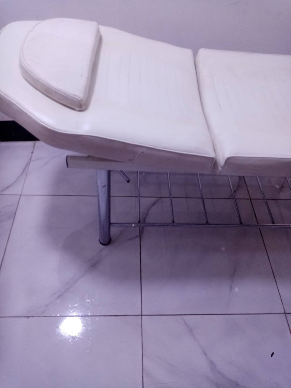 واجهة محل • وسدية طبية • ستيل جلد أبيض
