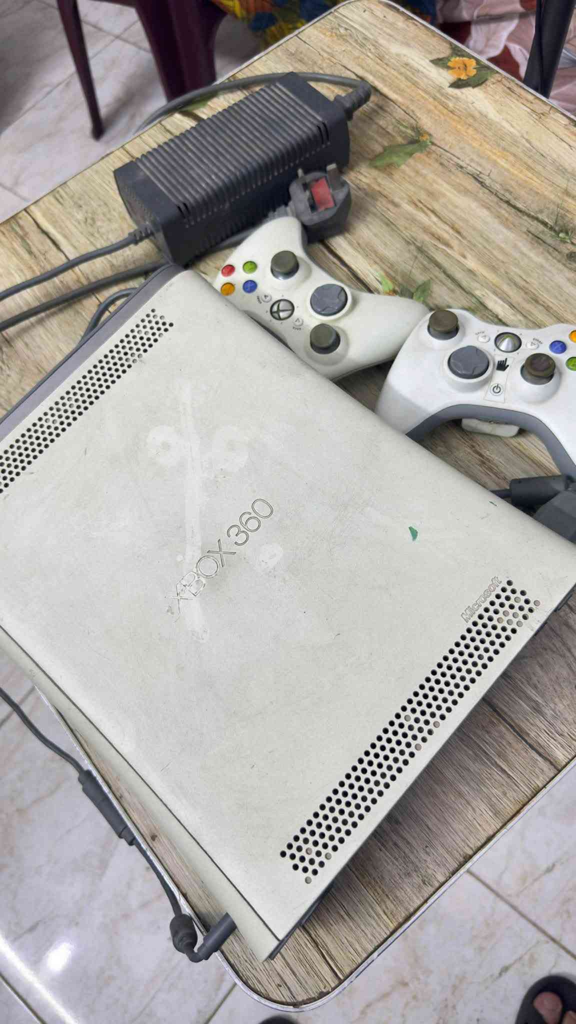 اكس بوكس 360 بي مشكله بسيطه الباب مال اقراص متفتح اله من جهاز وويا 70 قرص تقريبا يده وحده شغاله الثانيه ماعرف فحم  سعره 75 مكاني بغداد حي الجامعه ***********
