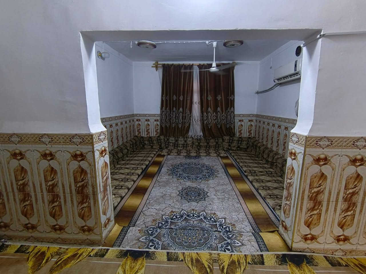 السلام عليكم
دار للبيع خلفي طابو مساحه 125 وعرض الممر 2 متر وربع مكانه حي العسكري العابد قرب السوق يتكون من طابقين الطابق الارضي يتكون من غرفه واستقبال ومطبخ وصحيات والطابق الثاني من ثلاث غرف وصحيات السعر92 وبي مجال  للاستفسار الاتصال على الرقم ***********
