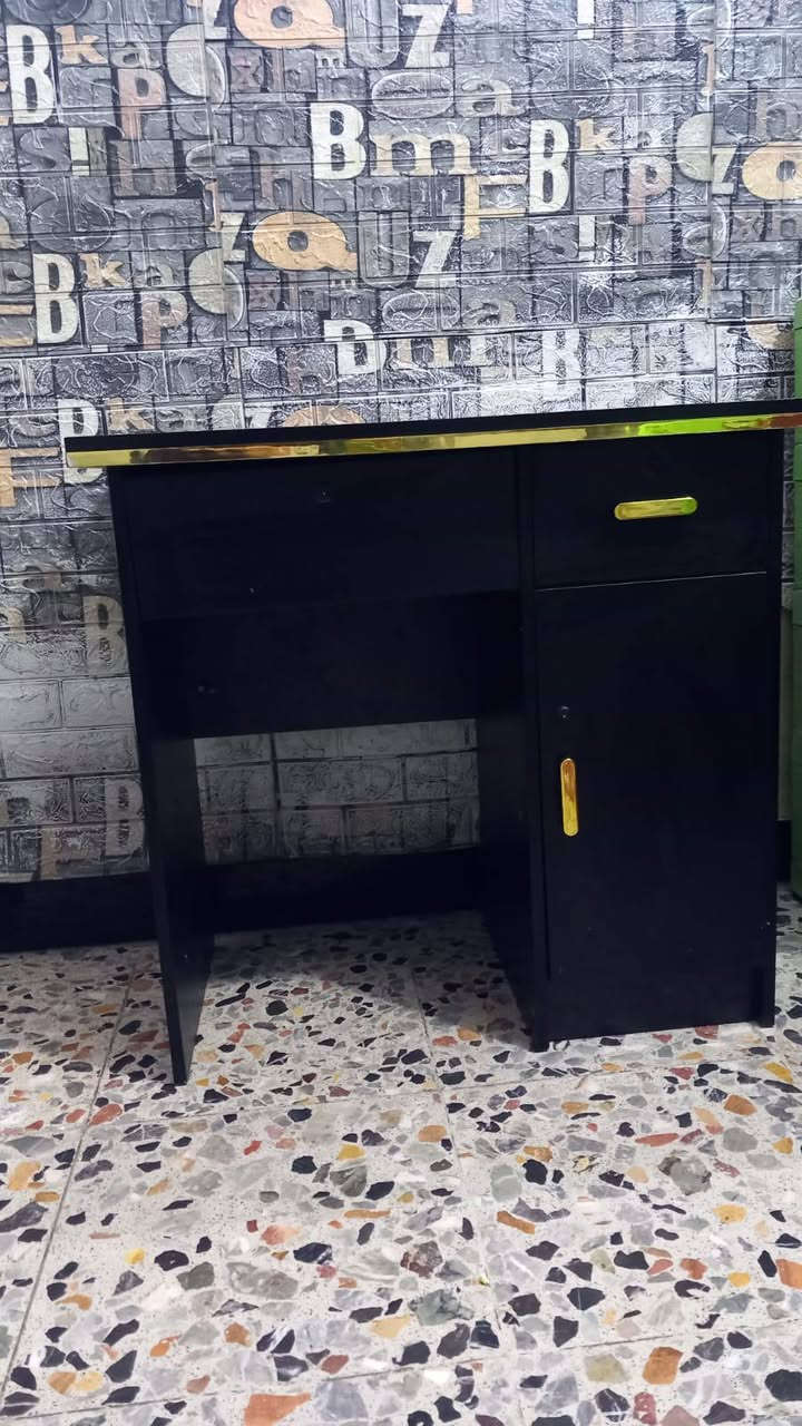 ميز دراسي • نظيف جدا • حي اور