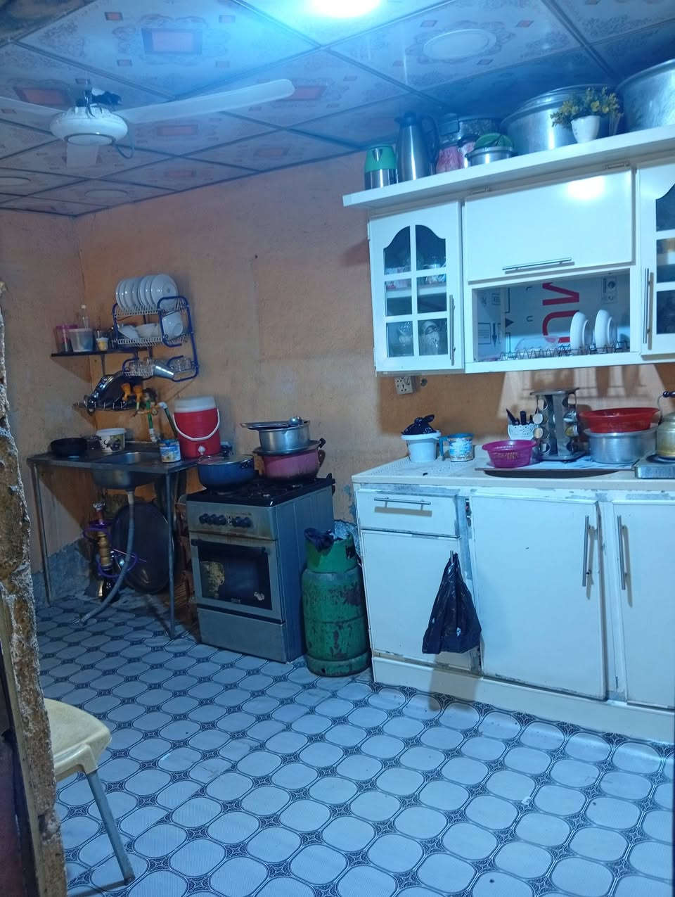 سلام عليكم بيت تجاوز البيع في البصرة القبله حي الجامعه البيت يتكون من غرفتين وصاله واستقبال ومطبخ وطارمه ومخزن خارجي وصحيات البيت يبعد ع شارع العام 20 متر سعر 18 وبي مجال الاستفسار أكثر رقم الهاتف *********** بس شراي يتصل

