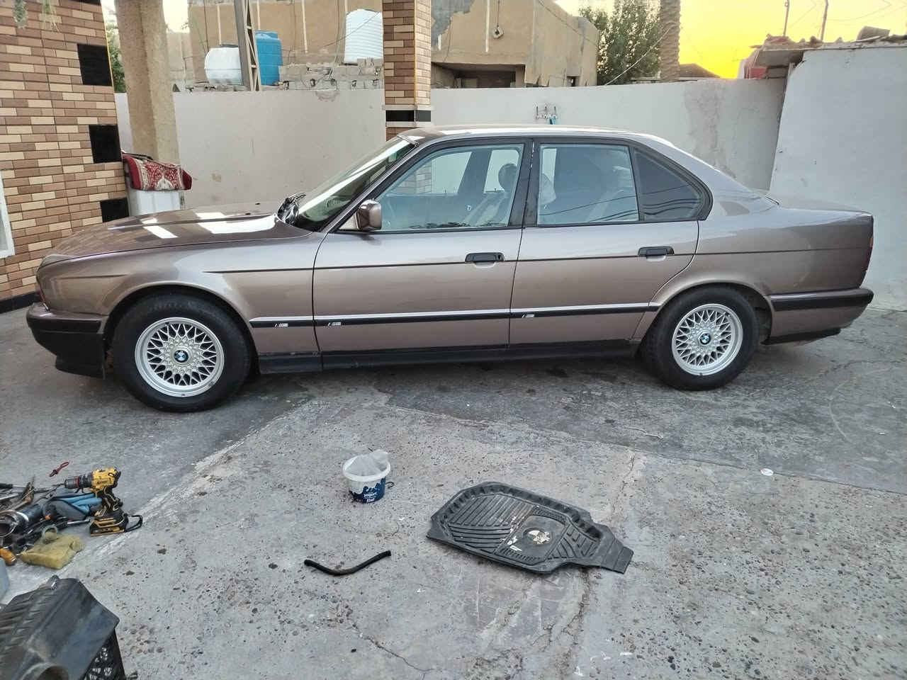السلام عليكم بي ام موديل 91 رقم انبار حجم 520مصبوغه عام مبدل جاملغ امامي وتصليح بسيط بداخل محرك جيد جدا كير صار شهر مبدله حاويه  تبريد شغال سعر صدر امامي خلفي جديد  50وبيها مجال العنوان المحموديه ناحيه اللطيفيه اتصال ***********
