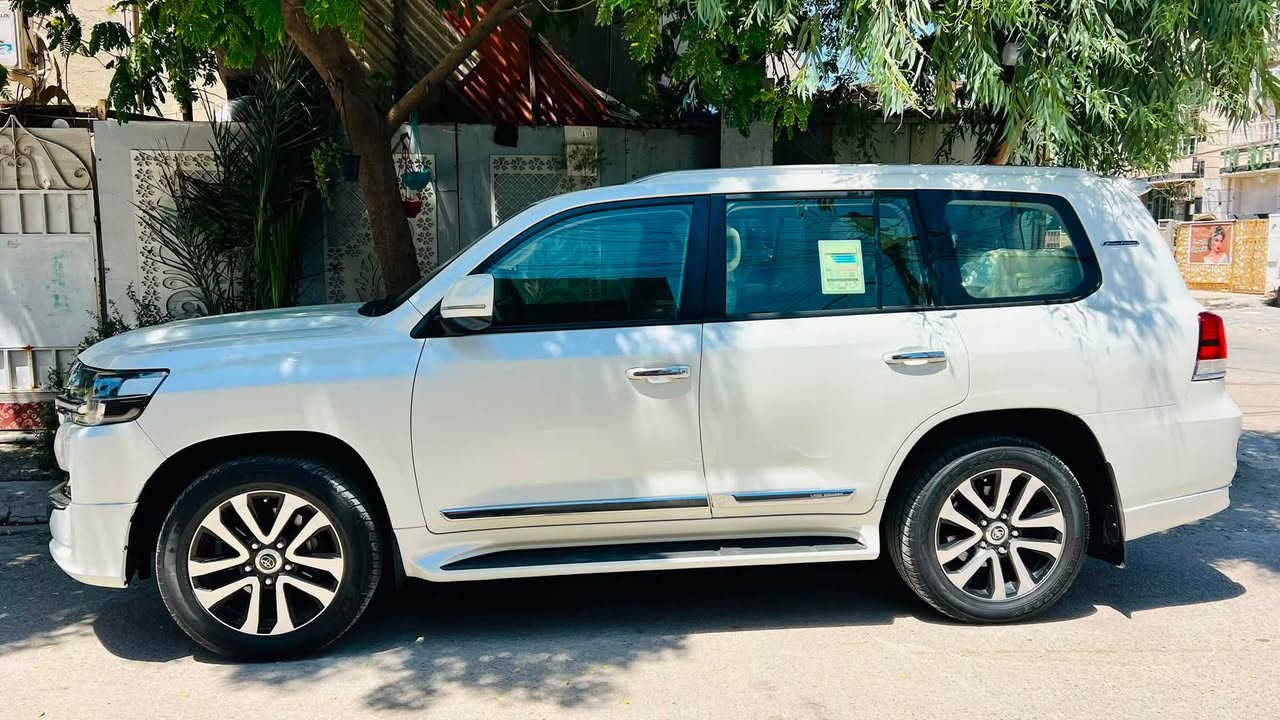🔥 للبيع | تويوتا لاندكروزر GXR Grand Touring بريم 2019 🔥سنوية بأسمي 

إذا ادور لاندكروزر نظيف وممشى حقيقي بعيد عن السيارات المتعبة والملعوب بيها فهذا خيار يستحق المعاينة.

✅ موديل: 2019
✅ الفئة: GXR Grand Touring (بريم) 🌴 
✅ المحرك: 4.0 V6
✅ الممشى: 95,000 كم (ممشى حقيقي)
✅ اللون: أبيض صدفي
✅ الداخل: جلد
✅ عدد المقاعد: 7
✅ اللوحة: بغداد خصوصي
✅ بدون صبغ ولا تبديل – لا دبل كود – لا مشاكل ميكانيكية لا pdr ولا حالوب 

أبرز المواصفات:

⭐ فتحة سقف
⭐ تشغيل بصمة + تشغيل عن بعد
⭐ Apple CarPlay & Android Auto
⭐ شاشة كبيرة
⭐ كاميرا خلفية
⭐ صندوق تبريد ثلاجة
⭐ المقاعد الأماميات كهرباء 
⭐ باب خلفي كهربائي
⭐ أبواب Soft Close ترحيب
⭐ مثبت سرعة دبل ماوس اصلي
⭐ حساسات وقوف امامية وخلفية
⭐ مصابيح LED مع الزينون اصلي شركة 
⭐ نظام ABS والثبات الإلكتروني
⭐ التحكم بالنزول من المنحدرات 
⭐ نظام تعليق مريح مع طفاية اصلية
⭐ السونر مرفق مع الصور
⭐داير ارباك مع المري شفط وقلاب

🚘 السيارة استعمال شخصي محافظ عليها بكل تفاصيلها والصيانة الدورية مستمرة وجاهزة للاستخدام ولا تحتاج أي دينار مصروف.

📍 مكان السيارة: بغداد – معارض الكريعات (الوقف السني)

📞 للتواصل: ***********

⚠️ السوم للجادين فقط وبعد المعاينة 
ورجاءً عدم بخس السيارة لأن سعرها بلاش.
السعر 485 ورقة 
ولا اكو هيچ سعر مناسب وبالخير على الياخذها

