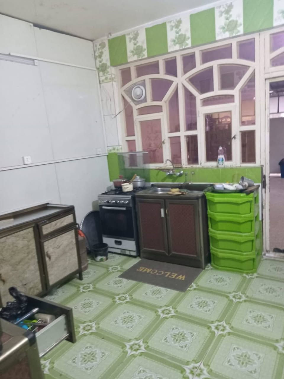 بيت للبيع المساحة ٢١٠ متر  مربع طابو زراعي سند ٢٥
مفصول من الداخل بالسندويج بنل يمكن رفعه ليكون بيت واحد اوابقاءه ليكون بيتين منفصلين تماما 
 البيت الاول يتكون من 
الطابق الاول استقبال ٧× ٥ م ومطبخ ٤×٤ مع حولي كبير 
والطابق الثاني مبني من السندويش بنل بالكامل 
 يحتوي على غرفتين الاولى  ٧×٥ م 
 والثانية ٥×٥  م مع صحيات 
يحتوي البيت الثاني على طابق واحد 
ويشمل 
مطبخ  ٢،٥×٣ مع ممر 
غرفتين قياس الأولى ٥×٥ 
وقياس الثانية ٥×٥ مع صحيات وترك خلفي 
مع كراج يتسع لسيارة مسقف بالكامل
 وحديقة ٤×٥  
وصحيات خارجية
العنوان حي اور الغرير نزلة العيادة الشعبية فرع افران مشكاة
للاستفسار الاتصال على الرقم ***********
