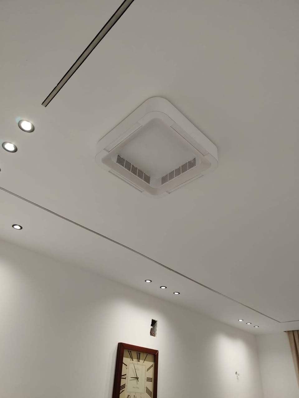هذه مروحة سقف ديكورية حديثة "لطش" بدون شفرات (Bladeless Ceiling Fan) مزودة بإضاءة LED متغيرة الألوان وثلاث حركات (أبيض، شمسي، أوف وايت)، وتتميز بوجود مخارج هواء متعددة للتهوية مع تحكم كامل عن بُعد عبر جهاز تحكم (ريموت) أو تطبيق الهاتف الذكي. [1, 2, 3]
السلام عليكم عندي مراوح للبيع مامستخدم جديد ........
هذه مروحة سقف ديكورية حديثة "لطش" بدون شفرات (Bladeless Ceiling Fan) مزودة بإضاءة LED متغيرة الألوان وثلاث حركات (أبيض، شمسي، أوف وايت)، وتتميز بوجود مخارج هواء متعددة للتهوية مع تحكم كامل عن بُعد عبر جهاز تحكم (ريموت) أو تطبيق الهاتف الذكي. [1, 2, 3]

التصميم: مربّع الشكل بتثبيت مسطح على السقف، وتعتبر بديلاً عصرياً للمراوح التقليدية.

الإضاءة والتحكم: إضاءة LED مدمجة بقوة تفصيلية تتراوح غالباً حول 45 واط، مع إمكانية تعديل درجات اللون والسرعات.

التبريد: تعتمد على محركات مخفية لتوزيع الهواء من المخارج الجانبية بشكل متساوٍ ومتعادل. [1, 2, 3, 4]

تثبت ع سقوف أو ع جبس بورد مكاني حي الجهاد للاستفسار ***********السعر 125بي مجال عندي 6قطع فقط مشدودات مامستخدم
