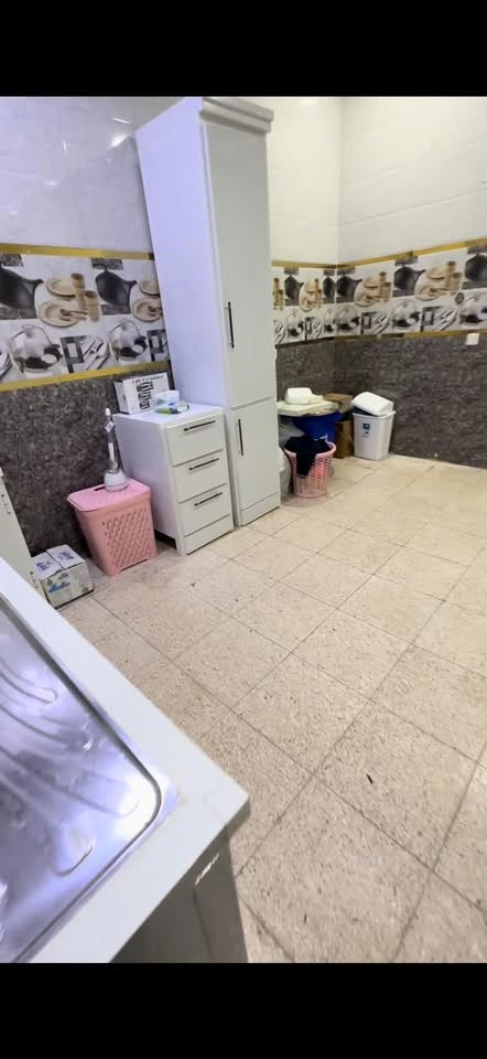 السلام عليكم 
كاونتر ٥ مترات وشويه تسكام ونظيف اللون ابيض 
للجادين والي عاجبهم تواصلوا ويانه واتساب 

‭***********‬
