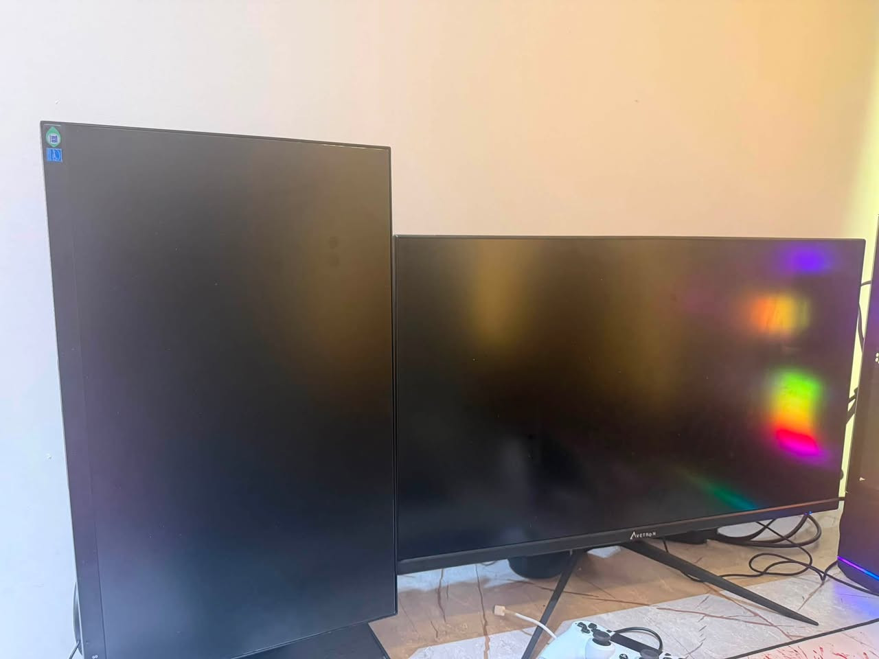 السلام عليكم تجميعه للبيع مواصفات ⬇️
CPU AMD R5 7600X TRAY
MSI MB B850M-P PRO WIFI
XPG RAM DDR5 16GB 6000MHZ LANCER BLADE RGB
MSI VGA RTX 5060 TI VENTUS 2X OC 8G PLUS
MSI CASE FORGE 130A AIRFLOW BLACK 
THERMALTAKE POWER SUPPLY 650W LIFE POWER RGB
THERMALTAKE COOLER CPU UX480 BLACK
A-DATA HD SSD M.2 1T TB LEGEND 710
A-DATA HD SSD M.2 512 TB LEGEND 710
مواصفات الشاشات ⬇️

AVETRON MONITOR G2711 S
* 🖥️ الحجم: 27 إنچ
* 🎨 اللوحة: IPS
* 📺 الدقة: 1920×1080 Full HD
⚡ التحديث: 180Hz
Samsung F22T454FQN — T45F
* 📏 الحجم: 22 إنچ
* 🖥️ الدقة: 1920×1080 Full HD
* ⚡ التحديث: 85Hz
* 🎨 اللوحة: IPS

مواصفات UBS
UPS Farber Online
* الموديل: FA-UPSC-24V-1KVA-1PH
* القدرة: 1000VA / 900W
* النوع: Online
* دخل: 220–240V
* خرج: 220–240V
* فاز واحد
* بطاريات: 24V
* مخارج AC
* USB + RS232
* Intelligent Slot
* مناسب للـ PC والأجهزة الحساسة
UPS LamaSsu LE1500
* الموديل: LE1500
* القدرة: 1500VA / 900W
* النوع: Offline
* دخل: 145–275V
* خرج: 220–240V
* فاز واحد
* حماية من ارتفاع وانخفاض الفولت
* مخارج AC
* مناسب للـ PC والأجهزة الإلكترونية
  
اخت الجديده مع كامل الملحقات مستعمله شهرين مع وصل شراء. 
واتساب للتواصل ***********
السعر 2500 وبيها مجال للشراي

