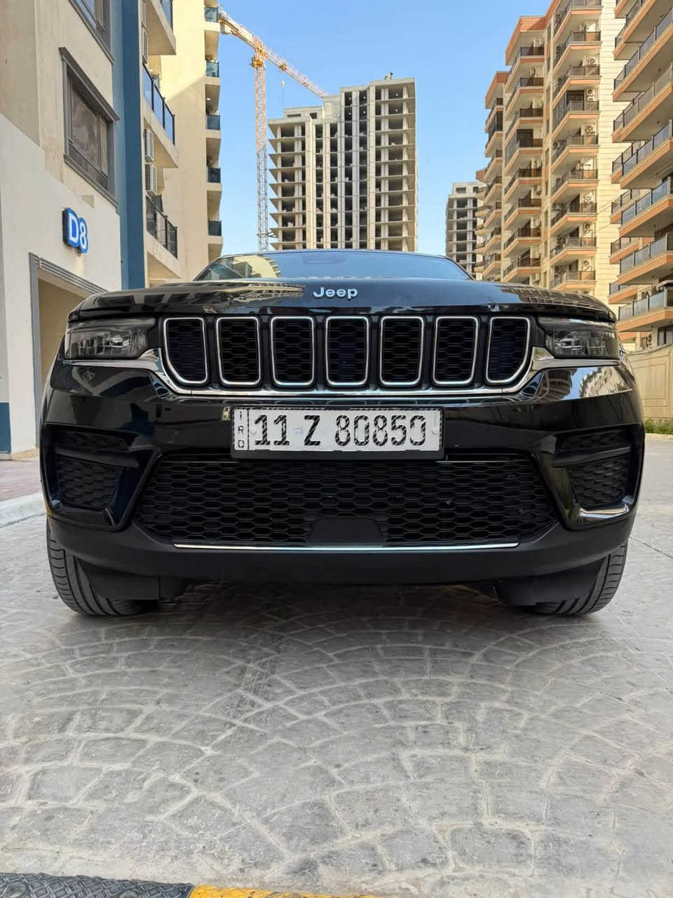 للبيع جيب كراند شيروكي 2023  محرك 6 سلندر سيارة بانزين تراي زيرووو ب 280 ورقة
✅ اللون: أسود
✅ الحالة: حادث فقط جاملغ بدون صبغ مبدل نفس اللون مع العلم السيارة فقط جاملغ  بدون أي صبغ في هيكل السيارة، والسيارة بحالة ممتازة. دعاميات بلادية لايتات اصلية 
✅كير محرك كهربائيات كفالة 
✅ تحويل ثاني يوم 
أبرز المواصفات:
🔹 محرك 3.6لتر تنفس طبيعي قطرة دونز مابيها بقوة 293 حصان. 
🔹 ناقل حركة أوتوماتيكي 8 سرعات.
🔹 نظام دفع رباعي Quadra-Trac II.
🔹 إمكانية القيادة  لتوفير الوقود.
🔹 شاشة لمس تدعم Apple CarPlay وAndroid Auto لاسلكياً.
🔹 شاشة عدادات رقمية.
🔹 مقاعد جلد كهربائية مع تدفئة للمقاعد الأمامية.
🔹 مقود مدفأ متعدد الوظائف.
🔹 تشغيل بصمة (Keyless Entry & Push Start).
🔹 كاميرا خلفية مع حساسات أمامية وخلفية.
🔹 مثبت سرعة ذكي مع أنظمة أمان متقدمة.
🔹 نظام المحافظة على المسار، والتحذير من الاصطدام، ومراقبة النقطة العمياء.
🔹 مكيف أوتوماتيكي ثنائي المناطق.
🔹 مصابيح LED أمامية وخلفية.
🚗 سيارة تجمع بين الفخامة، الأداء القوي، والاقتصاد في استهلاك الوقود، ومناسبة للاستخدام اليومي والسفر.
📍 الموقع: بغداد المنصور 
📞 للاستفسار والتواصل***********
