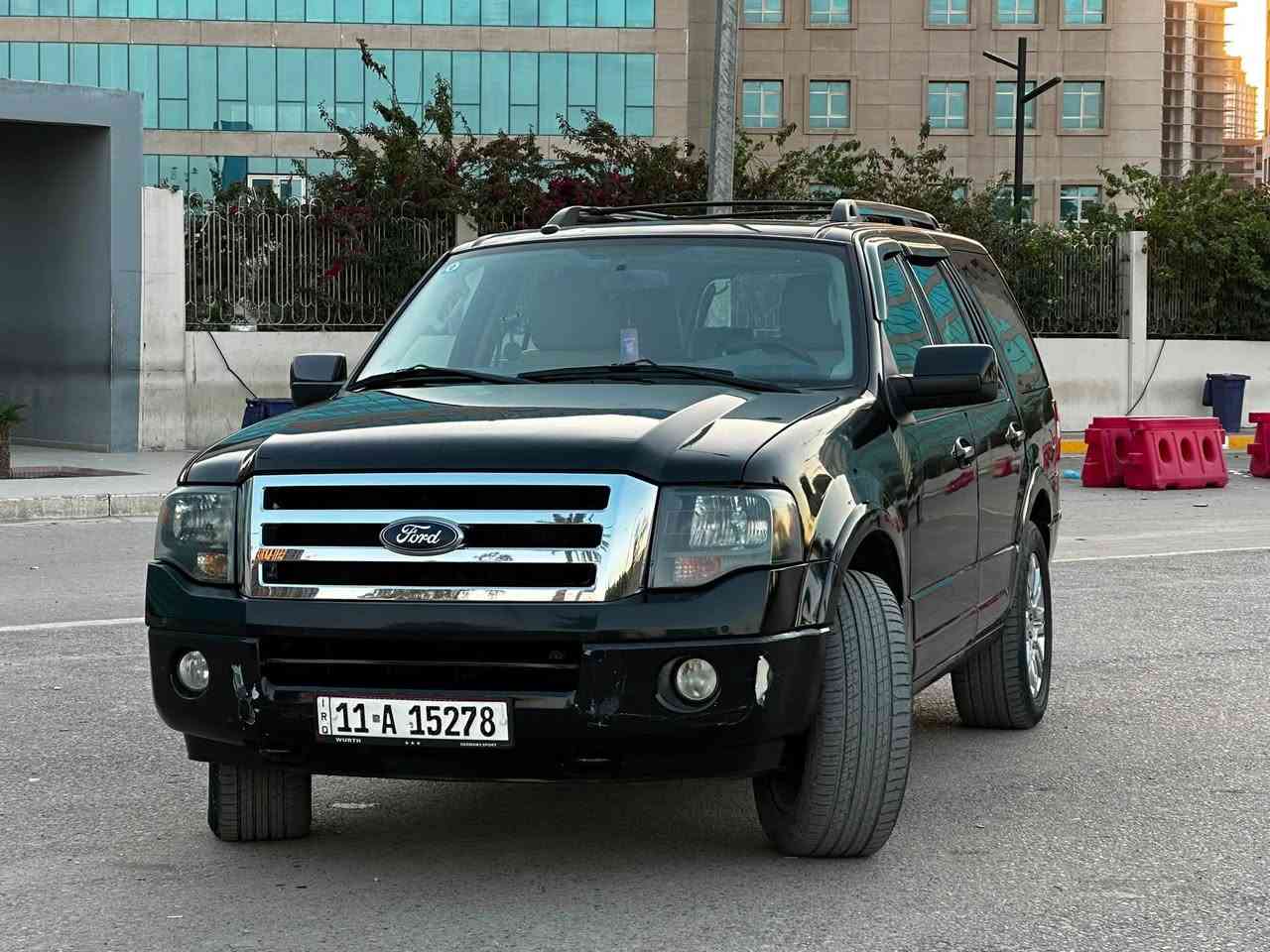 السلام عليكم فورد اكسبدشن لمتد 2012 (Ford Expedition Limited)
موديل 2012 Limited .

 اللون أسود  

 محرك 5.4L V8  

كراسي جلد 

نظام تبريد مركزي3 قطع .

 كراسي كهربائية بالكامل (مع ميزة الذاكرة لخزن وضعية القيادة)، شاشة عرض، كاميرا خلفية، وحساسات امامية وخلفية ودواسات كهربائية .
المقاعد الخلفية كهربائية .

🛠️ حالة السيارة:

 السيارة بحالة جيدة وجاهزة للاستخدام الفوري (شغل واطلع).

محرك وكير جديدات بدلتهن و صيانة دورية منتظمة، المحرك والگير والتبريد بشرط الفحص.
بيها ملاحظات بسيطة 

العنوان بغداد الحرية 

***********
