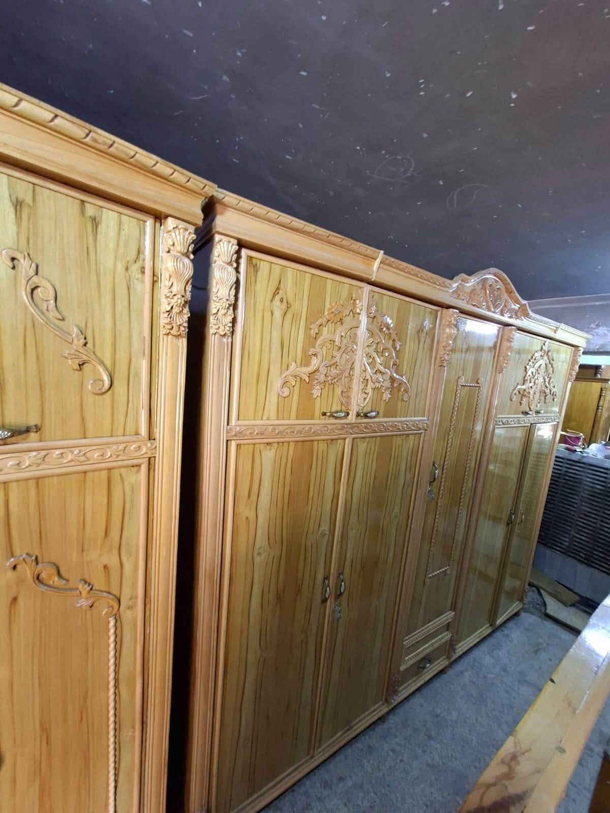 السلام عليكم غرفة عراقية  ثقيلة الوجه ٥ ملم صاج والداخل ٤ ملم  الزاوية كنتورية بأرتفاع الكنتور الصبغ الطبيعيي الغرفة نظيفة ومميزة بنقش الزان المصري دوشمة جديدة  كما موضح.بالصور موجود بيها درور هم   اي استفسار ع ***********❤️ مكاني بغداد البياع يوجد توصيل لجميع المحافظات ❤️

