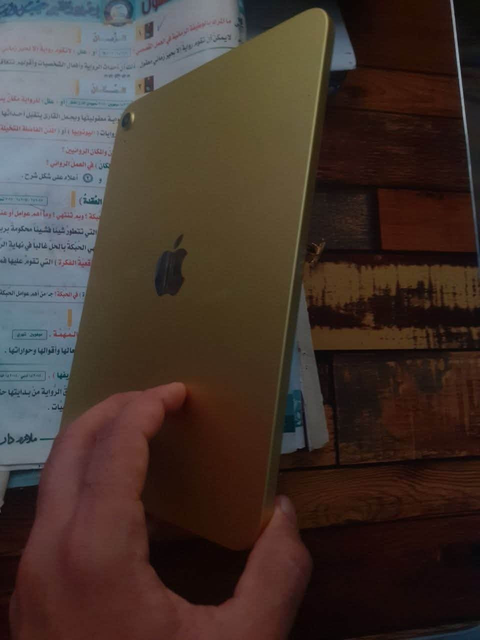 ايباد 11 
معالجه A16 
ذاكرته ٢٥٦ 
بطاريته 97
كامل ملحقاته ومكفول من الشخط والكارتون هم 
رقمي واتس ***********
