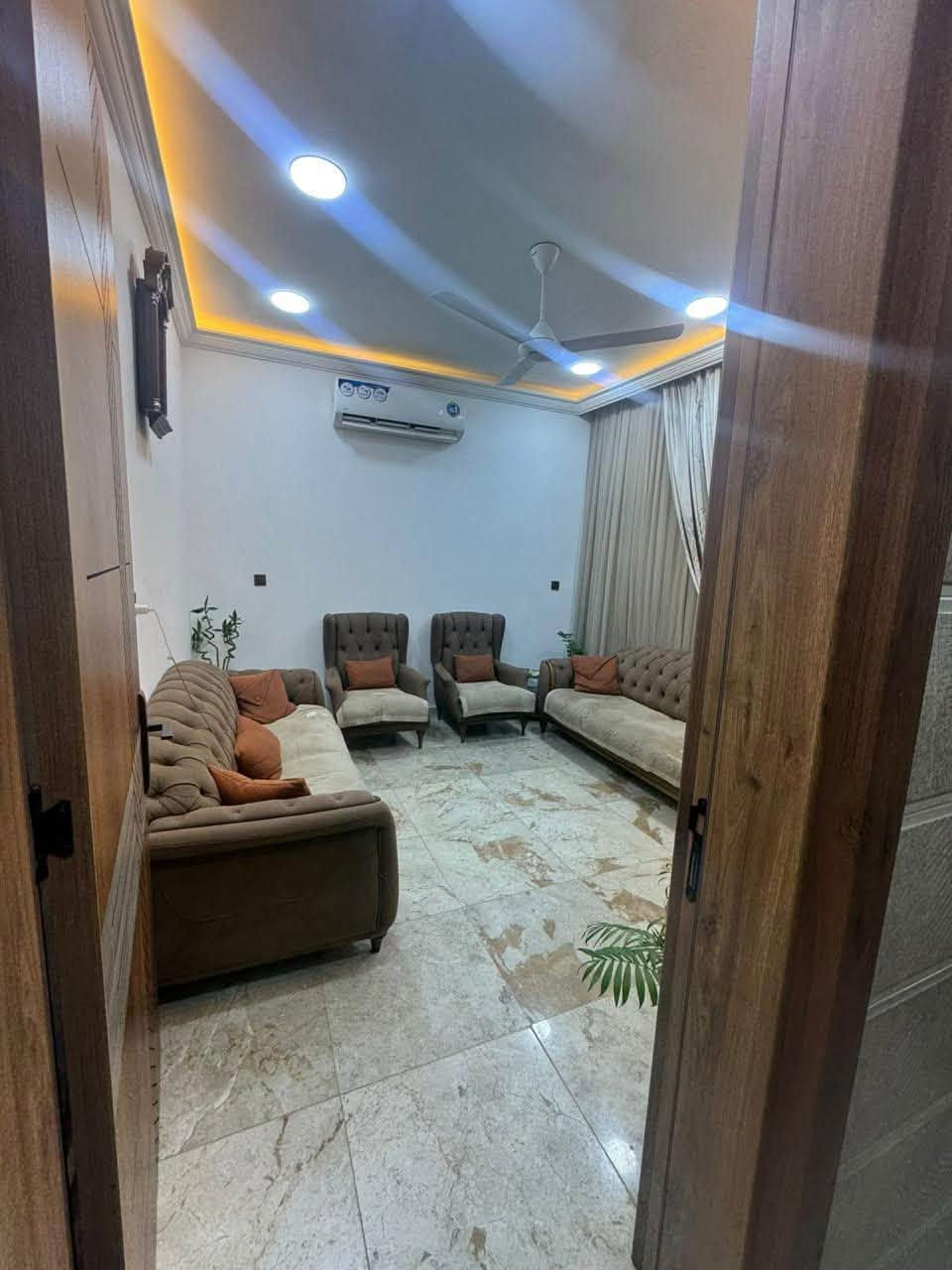 بيت للبيع حي تونس زاعي سند ٢٥ مجاور طابو لصناعه 
لمساحه ٧٠ متر يحتوي ع ٣ غرف نوم غرفه واحد ماستر 
كامل خدمات مي كهرباء مجاري 
للتراصل ***********
